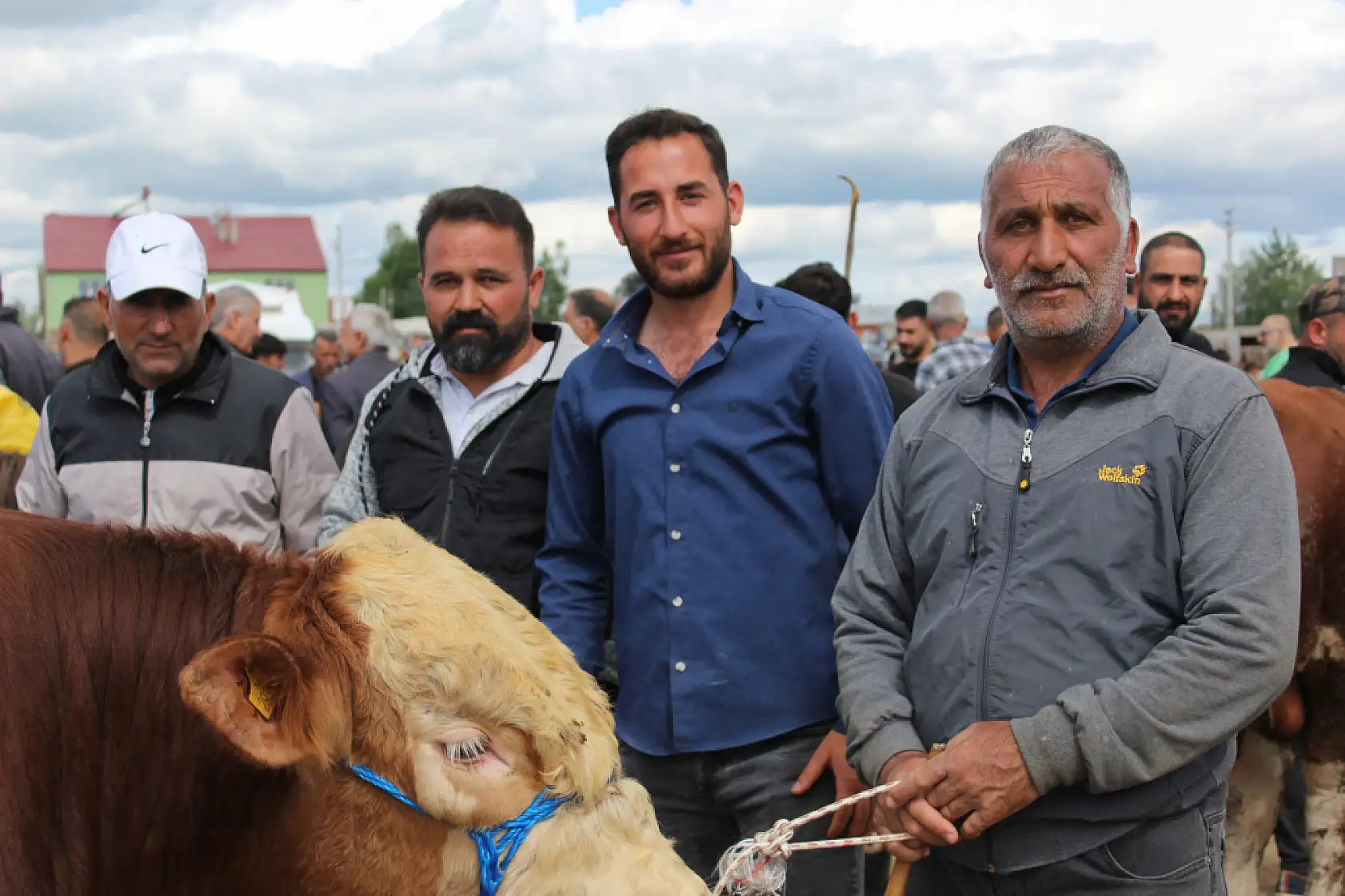 Kurban pazarı Ağrı'da hareketlendi: Son gün yoğunluğu yüzleri güldürdü
