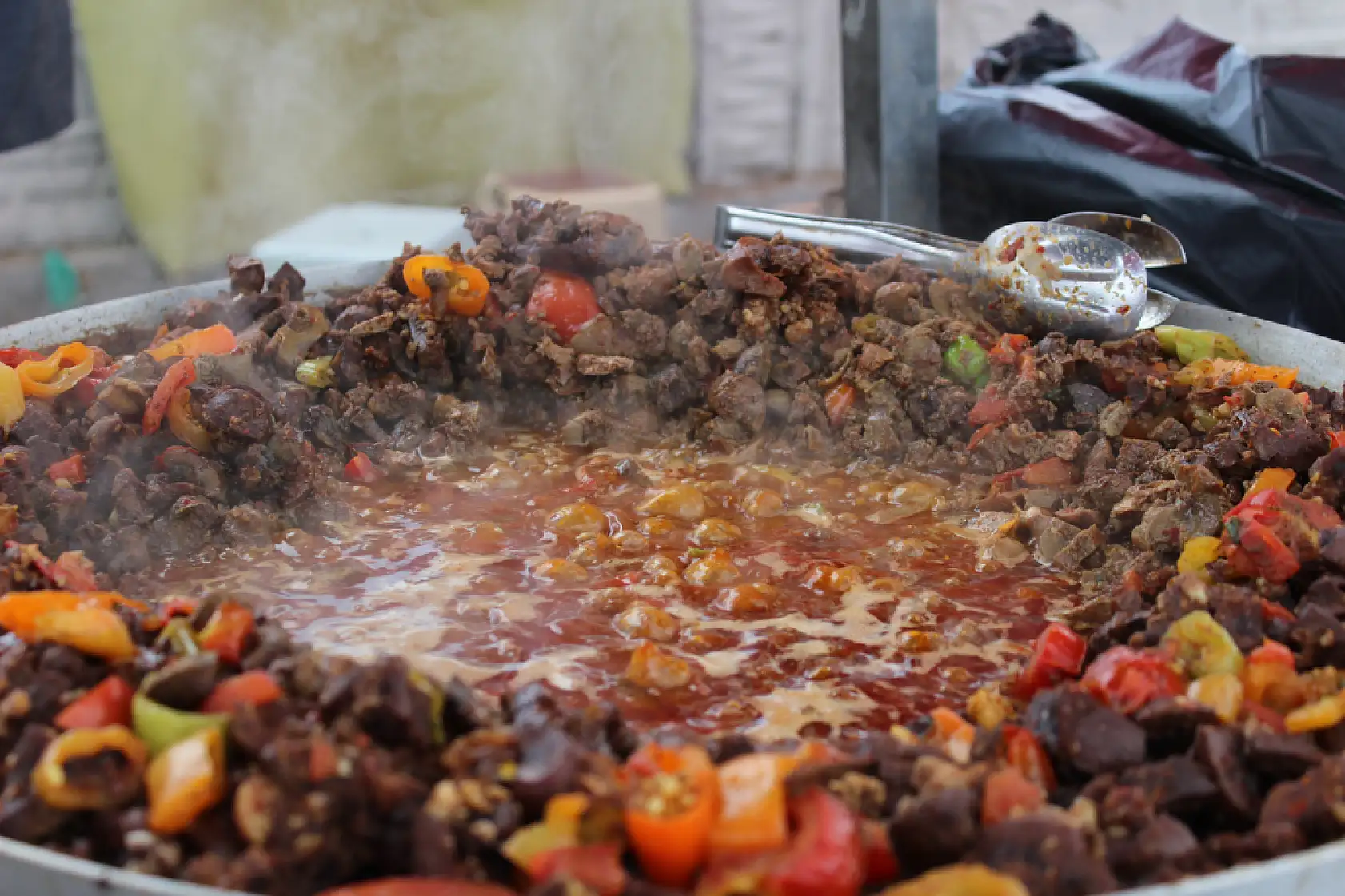 Ağrı hayvan borsasının emektarı kavurmasıyla tanındı, pazarda simge oldu