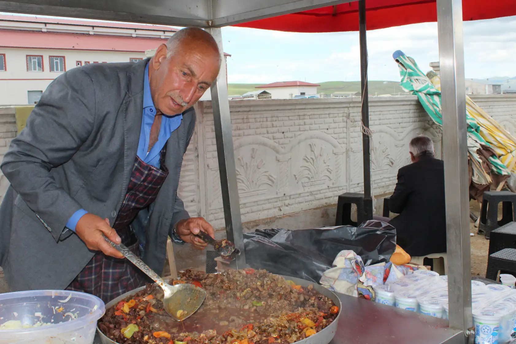 Ağrı hayvan borsasının emektarı kavurmasıyla tanındı, pazarda simge oldu