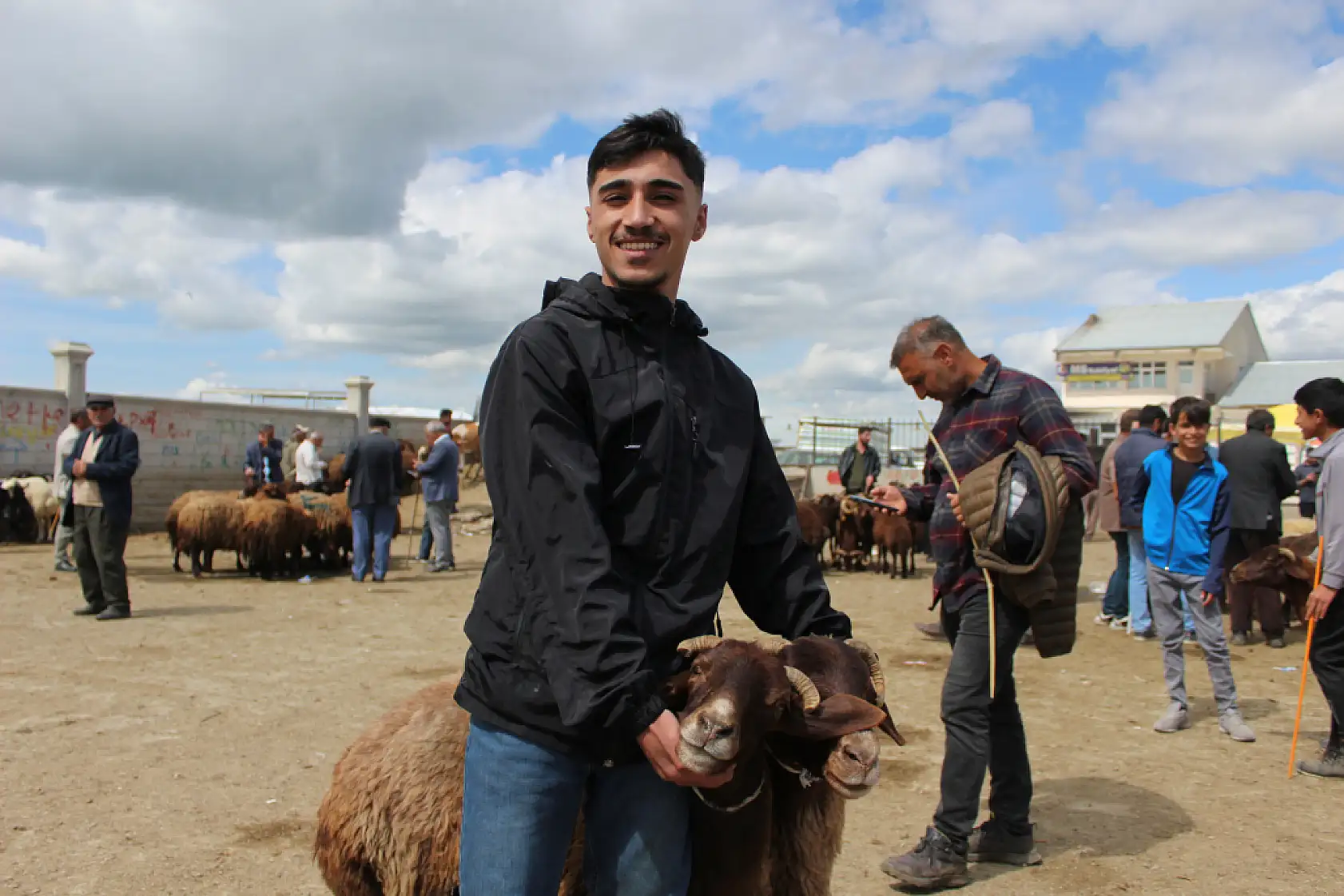 Kurban pazarı Ağrı'da hareketlendi: Son gün yoğunluğu yüzleri güldürdü
