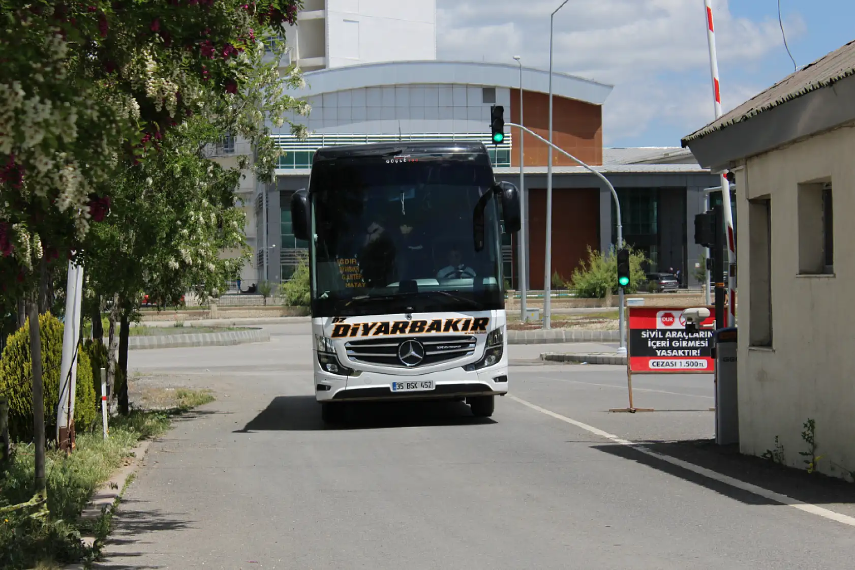 Ağrı otogarında bayram yoğunluğu: Şeker ve güler yüz eksik olmadı