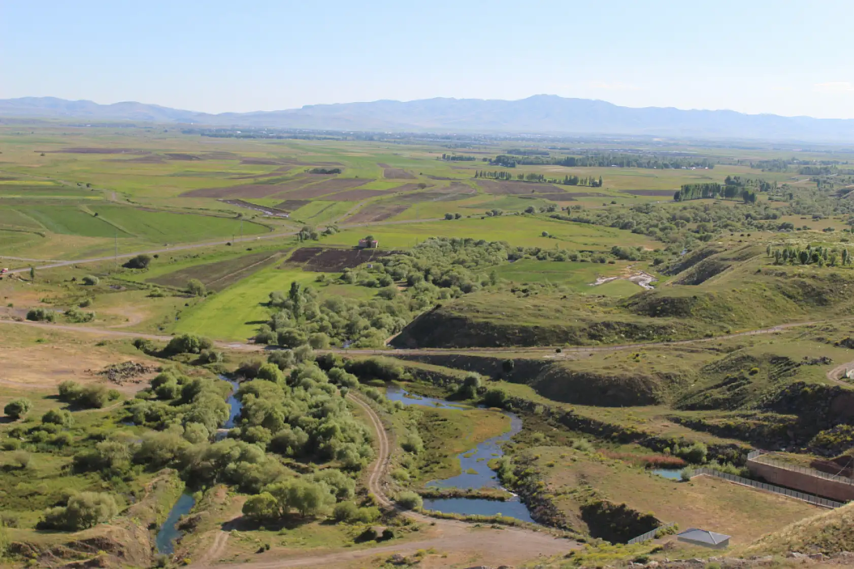 Yazın Ağrı'da gençlerin doğaya açılan kapısı: Yazıcı Barajı