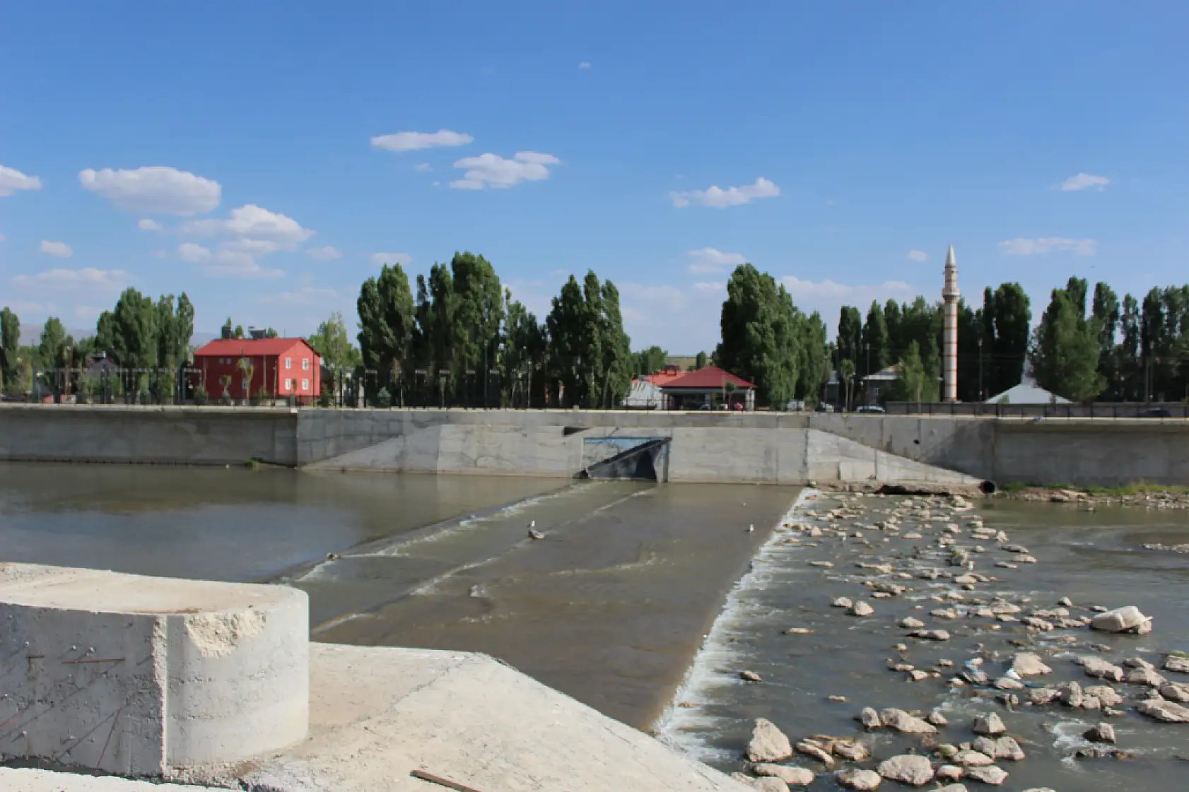 Sıcaklıklar arttı, Murat Nehri'nde su seviyesi azaldı