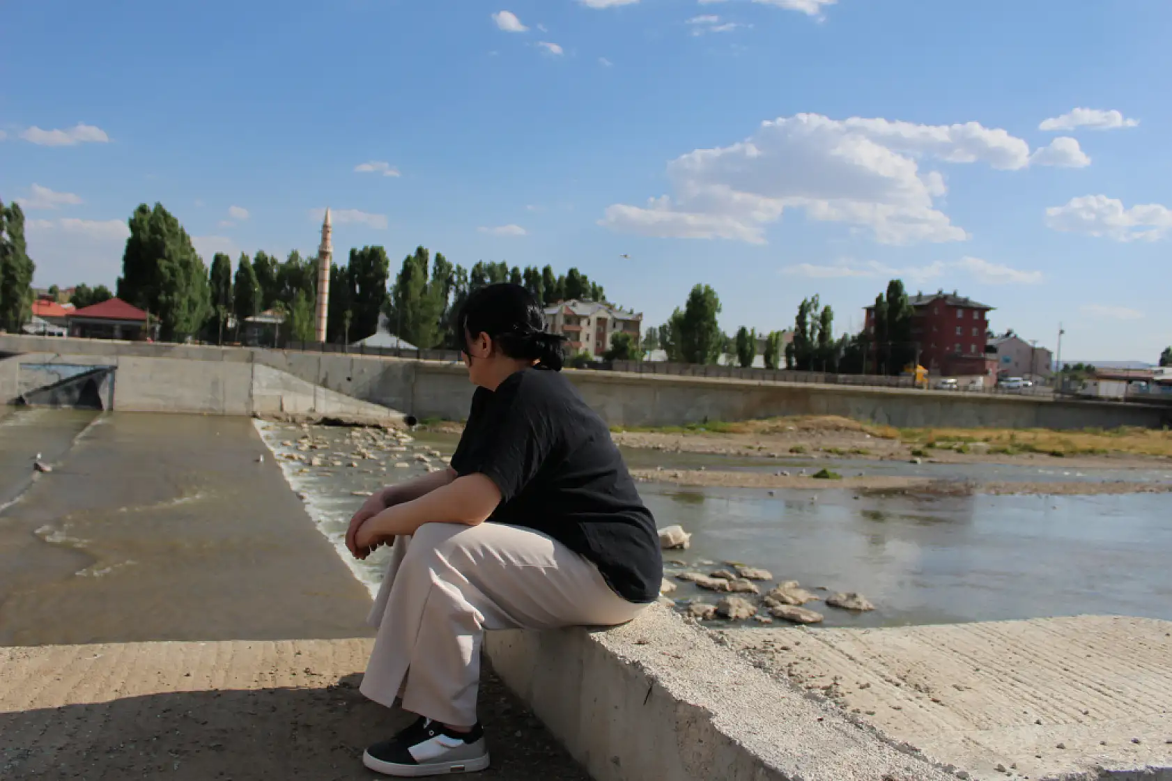 Sıcaklıklar arttı, Murat Nehri'nde su seviyesi azaldı