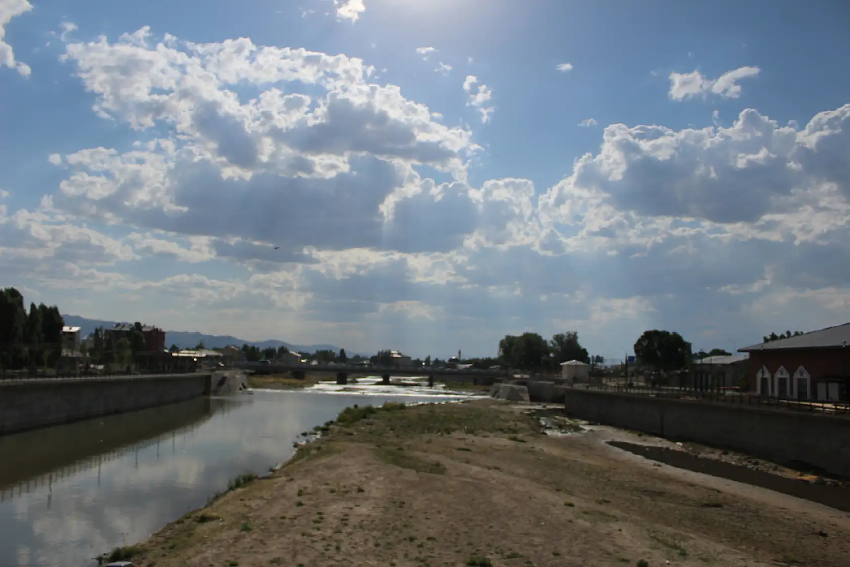 Sıcaklıklar arttı, Murat Nehri'nde su seviyesi azaldı