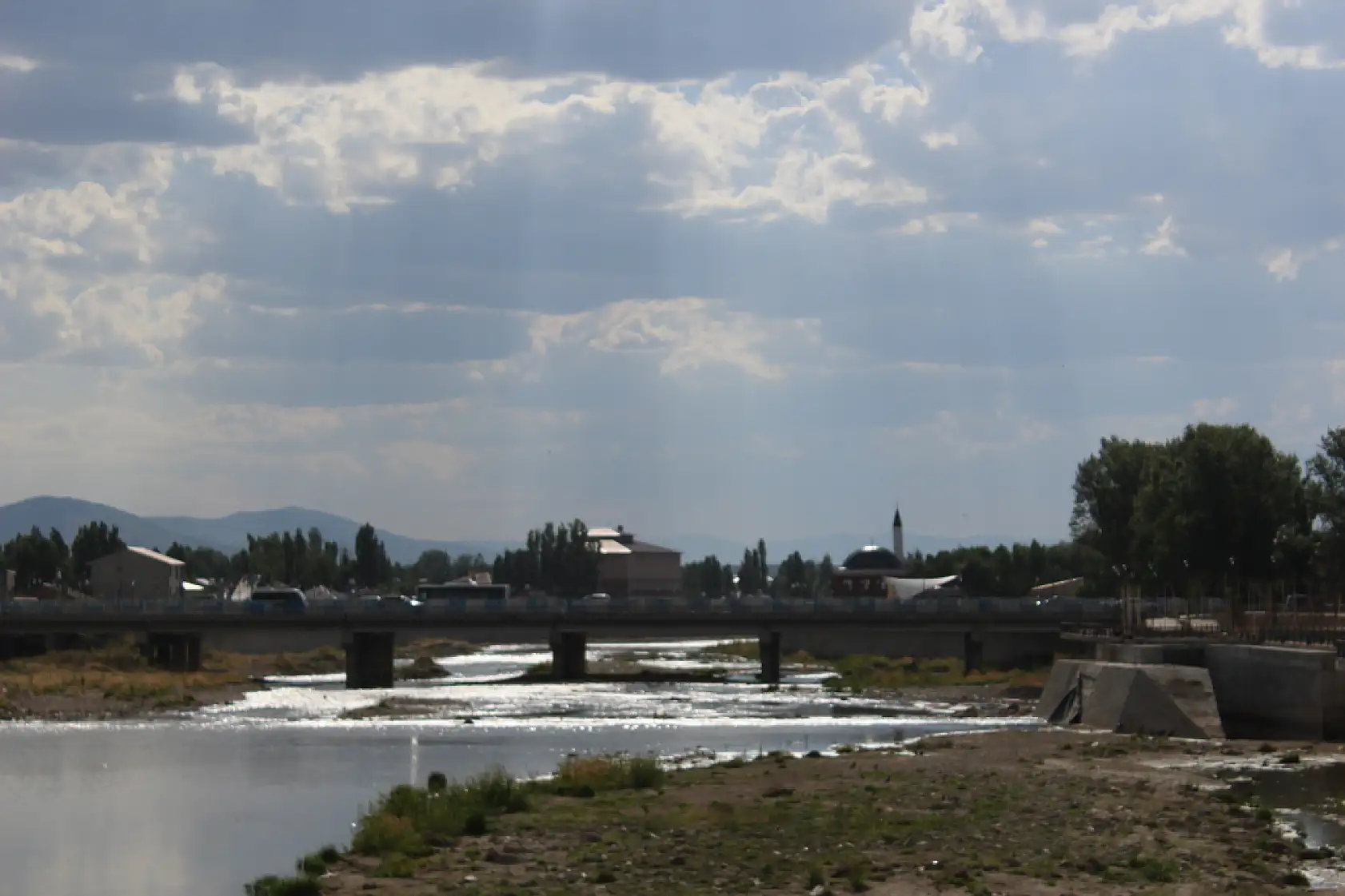 Sıcaklıklar arttı, Murat Nehri'nde su seviyesi azaldı
