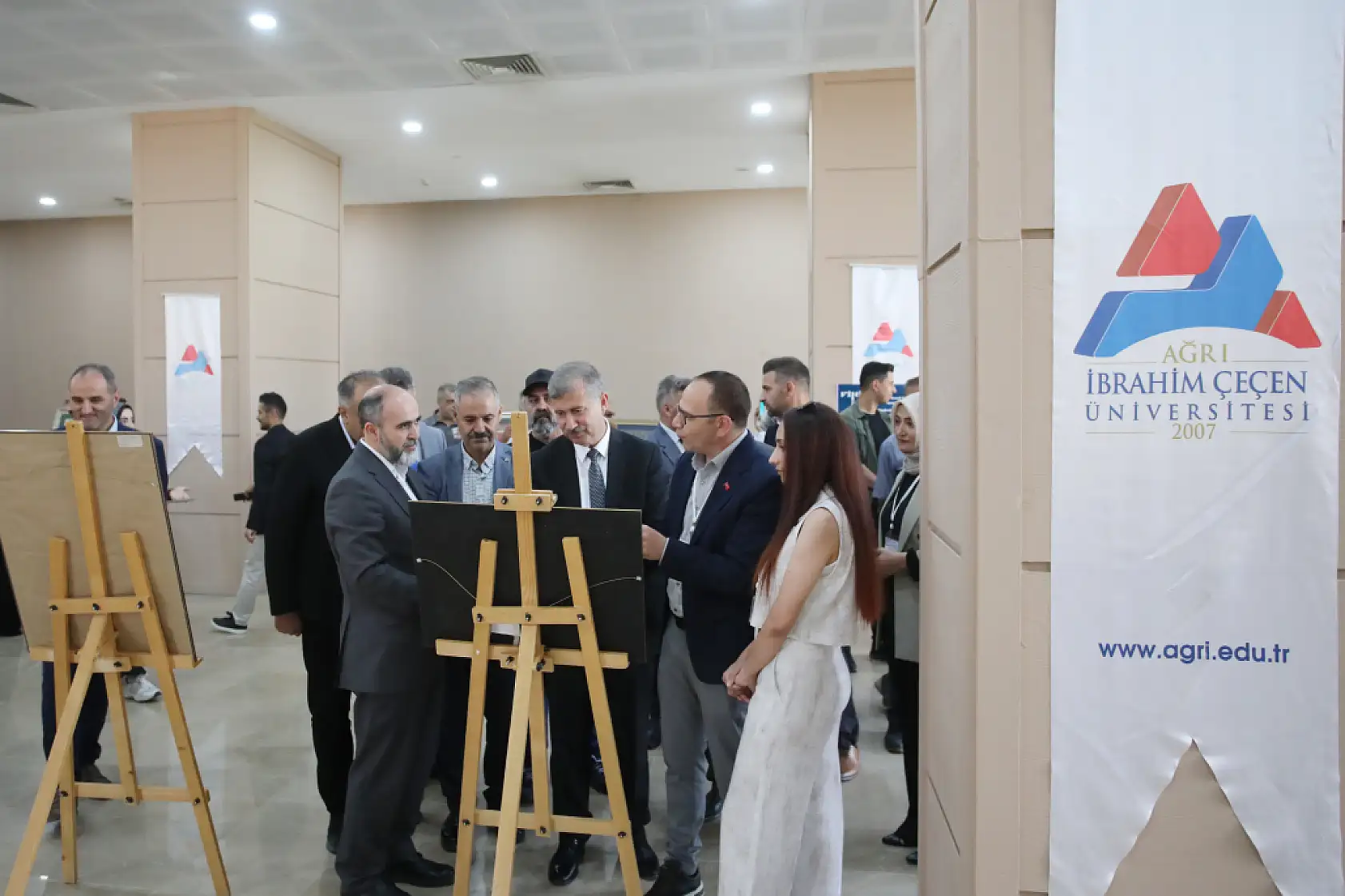 Ağrı'da üç üniversite bir araya geldi, 'Fihi Ma Fih' sergisi büyük beğeni topladı