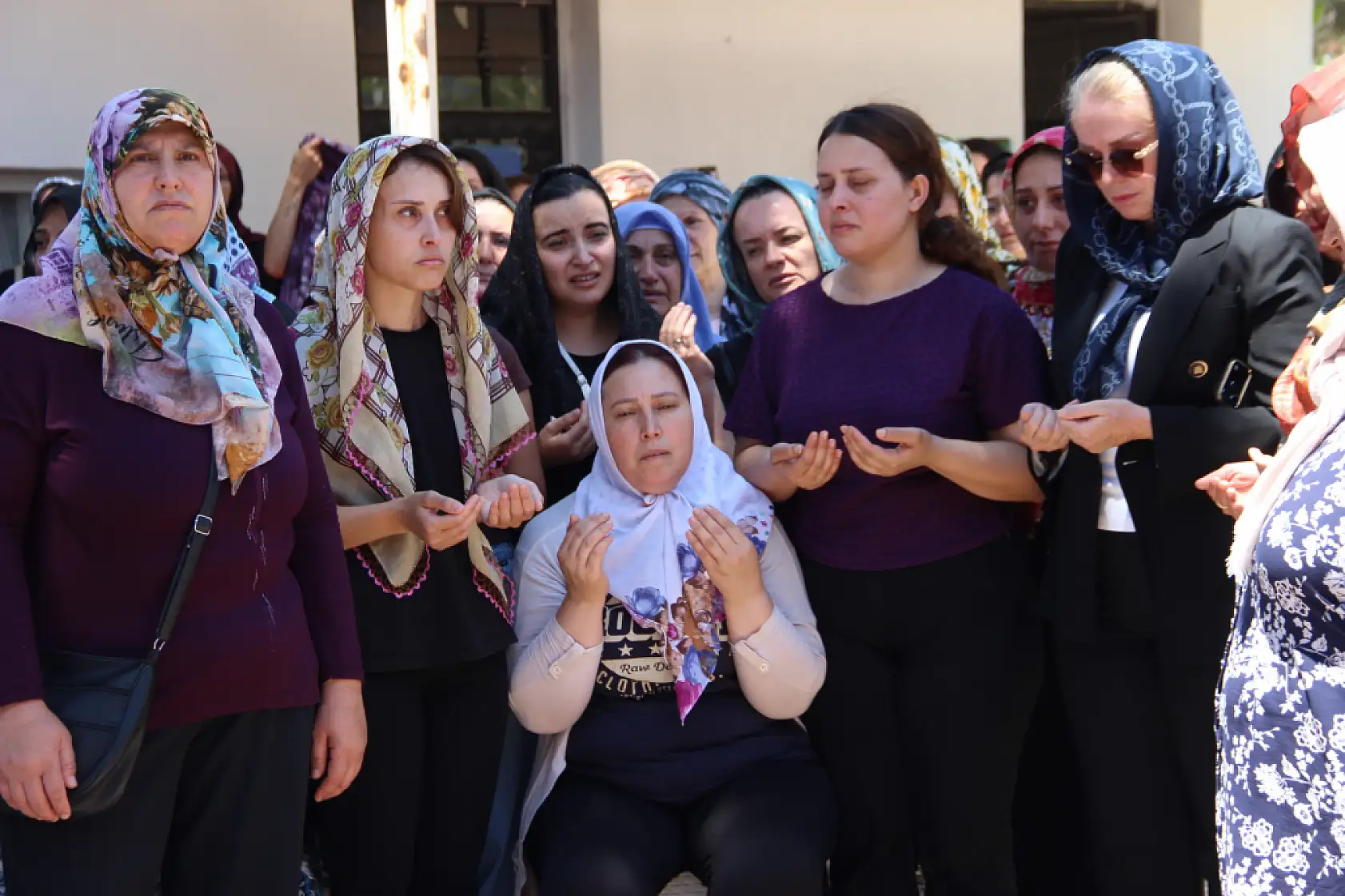 Irmak öğretmen gözyaşlarıyla toprağa verildi
