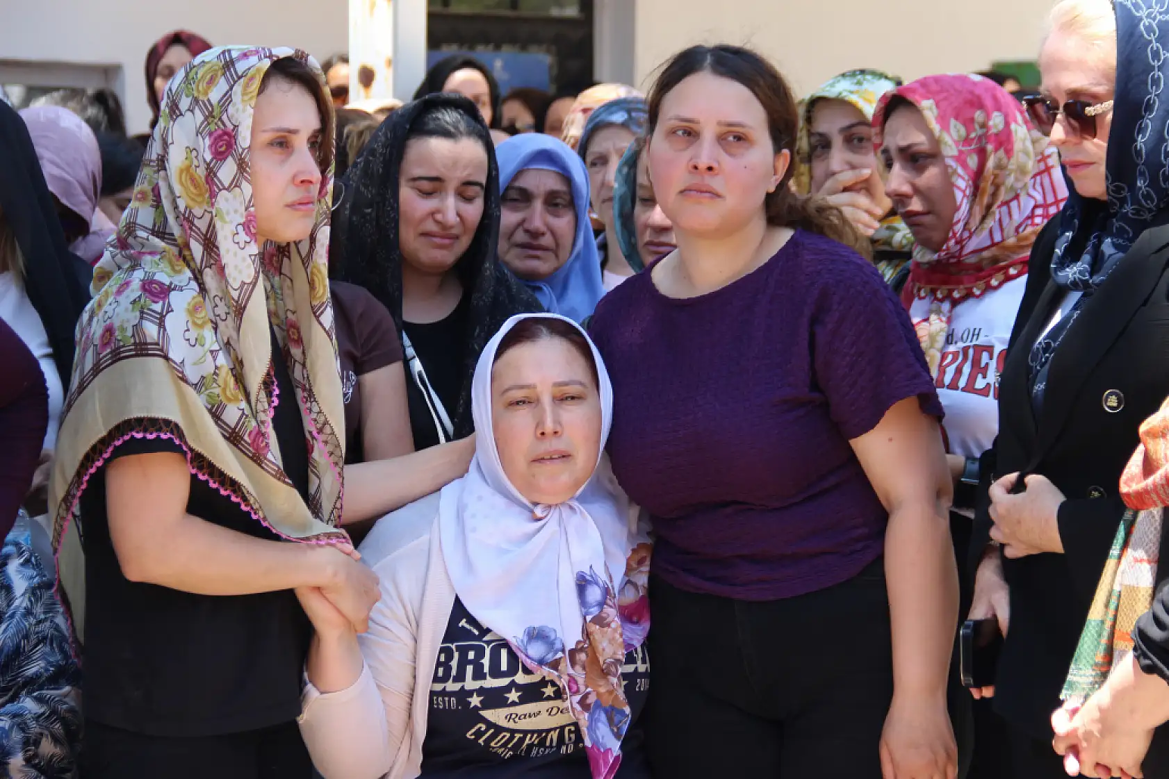 Irmak öğretmen gözyaşlarıyla toprağa verildi