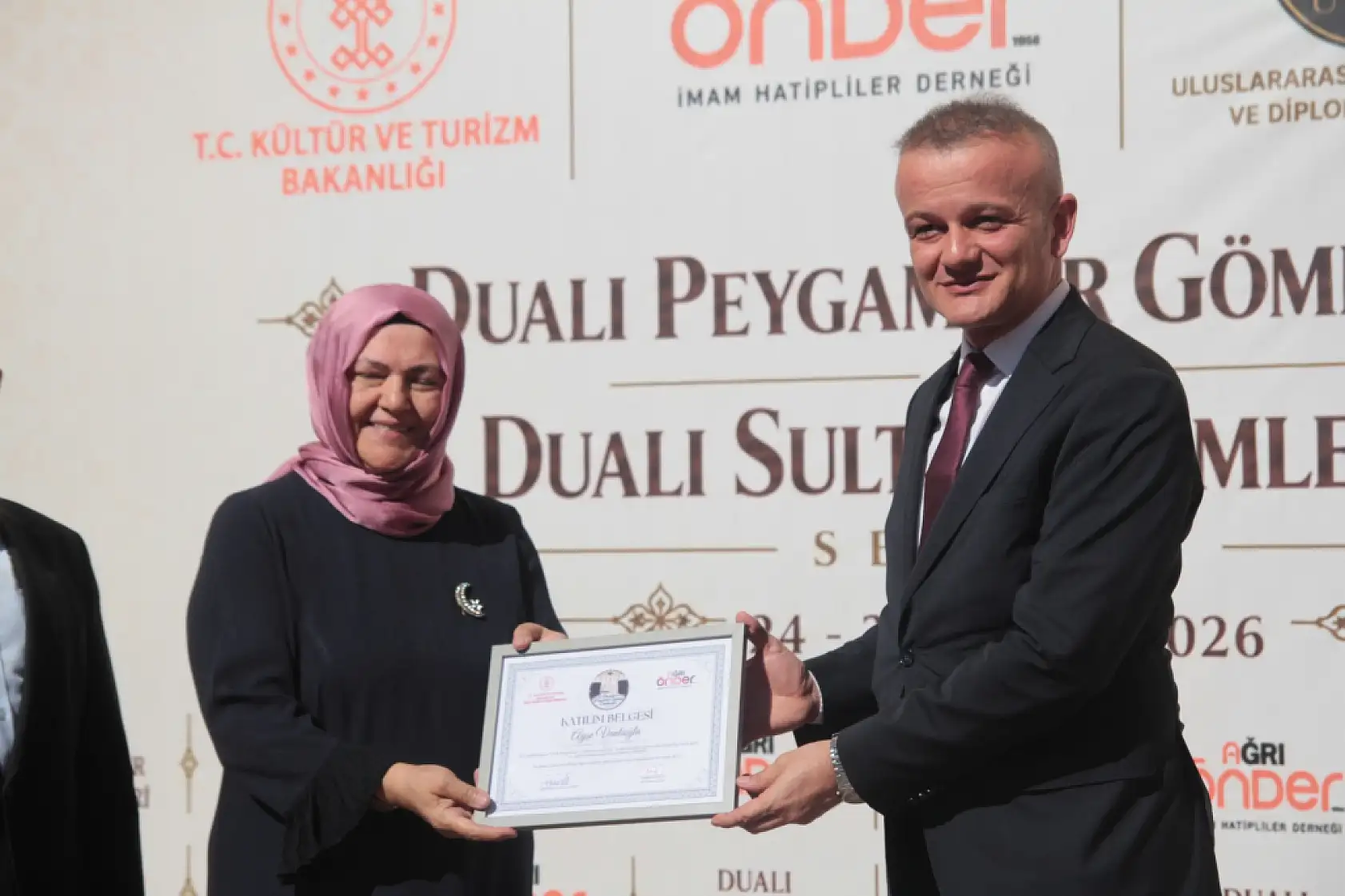 İshak Paşa Sarayı'nda dualı gömlekler sergisi yoğun ilgi gördü