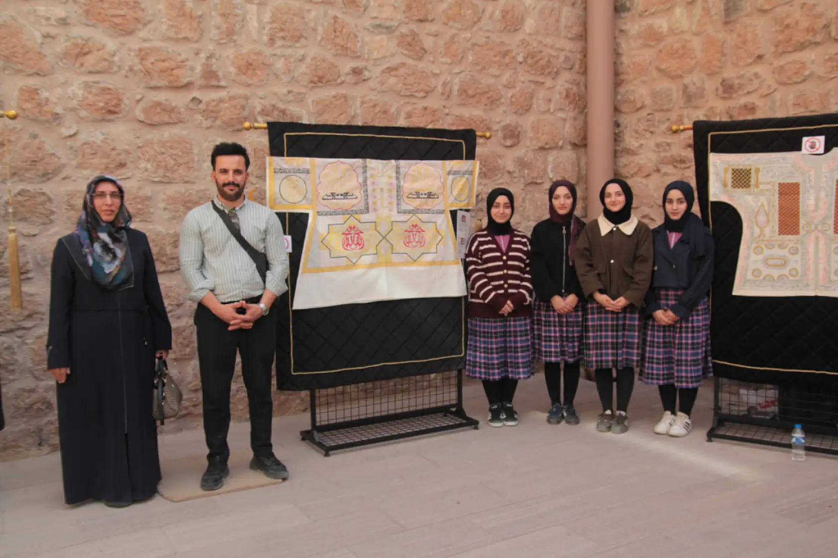 İshak Paşa Sarayı'nda dualı gömlekler sergisi yoğun ilgi gördü
