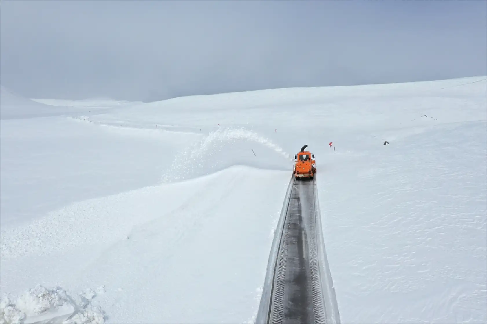 Ağrı ile Kars'ı birbirine bağlayan geçitte yol açma mücadelesi