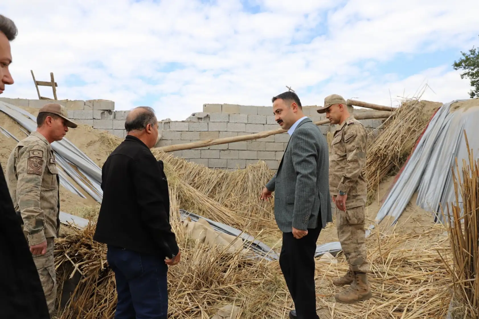 Kaymakam Ayvat evleri çöken aileyi yalnız bırakmadı
