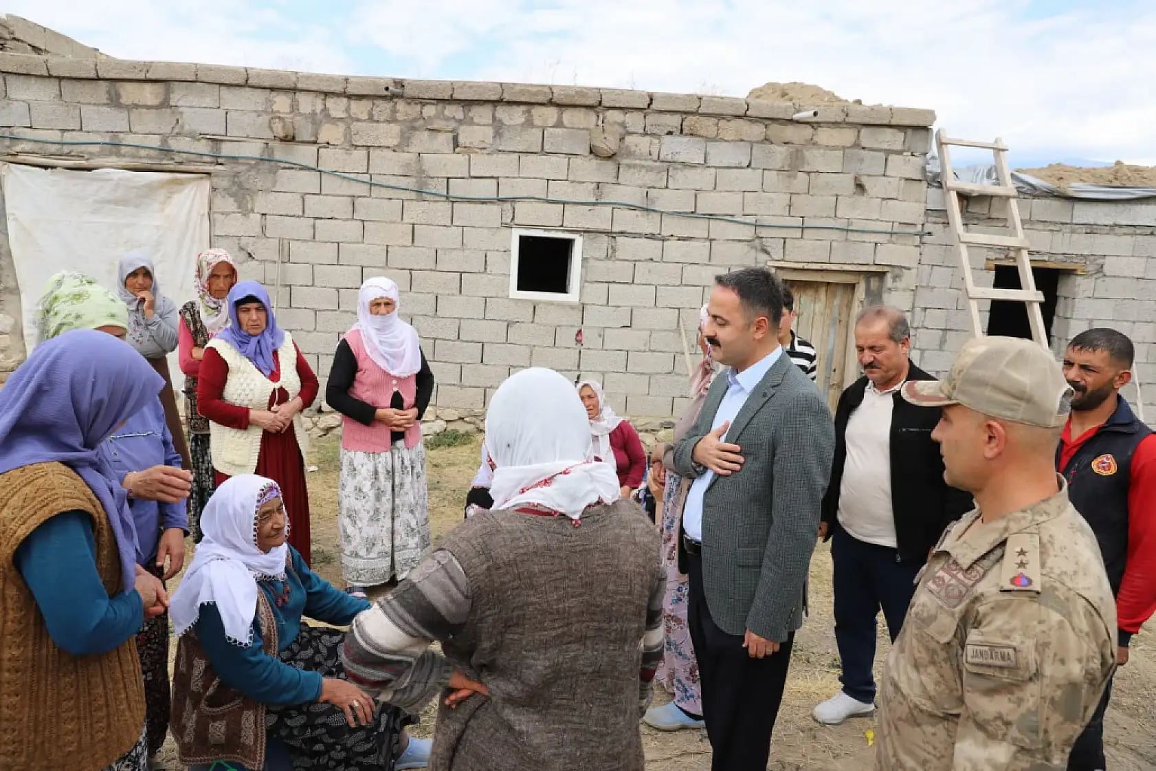 Kaymakam Ayvat evleri çöken aileyi yalnız bırakmadı