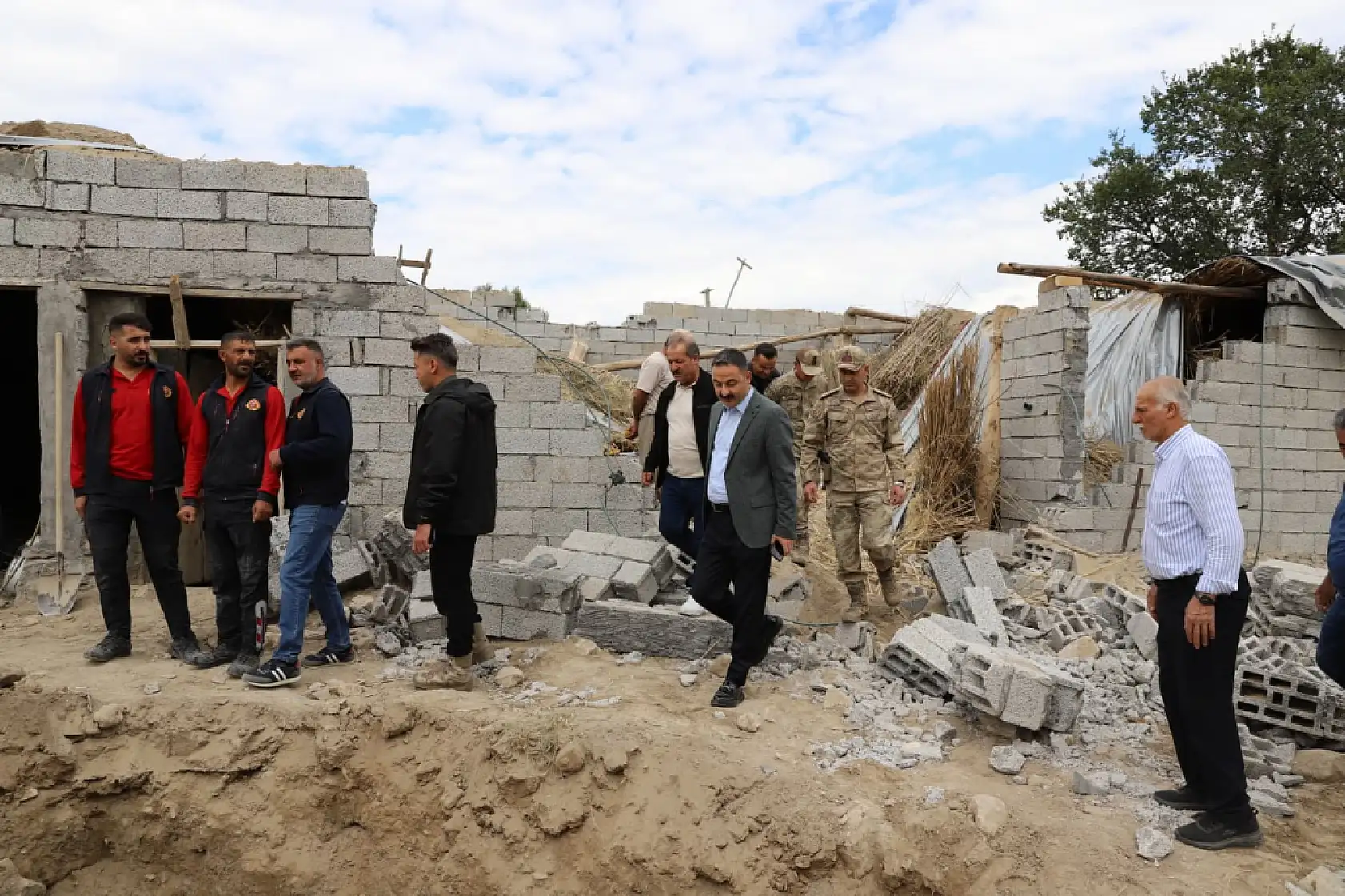 Kaymakam Ayvat evleri çöken aileyi yalnız bırakmadı