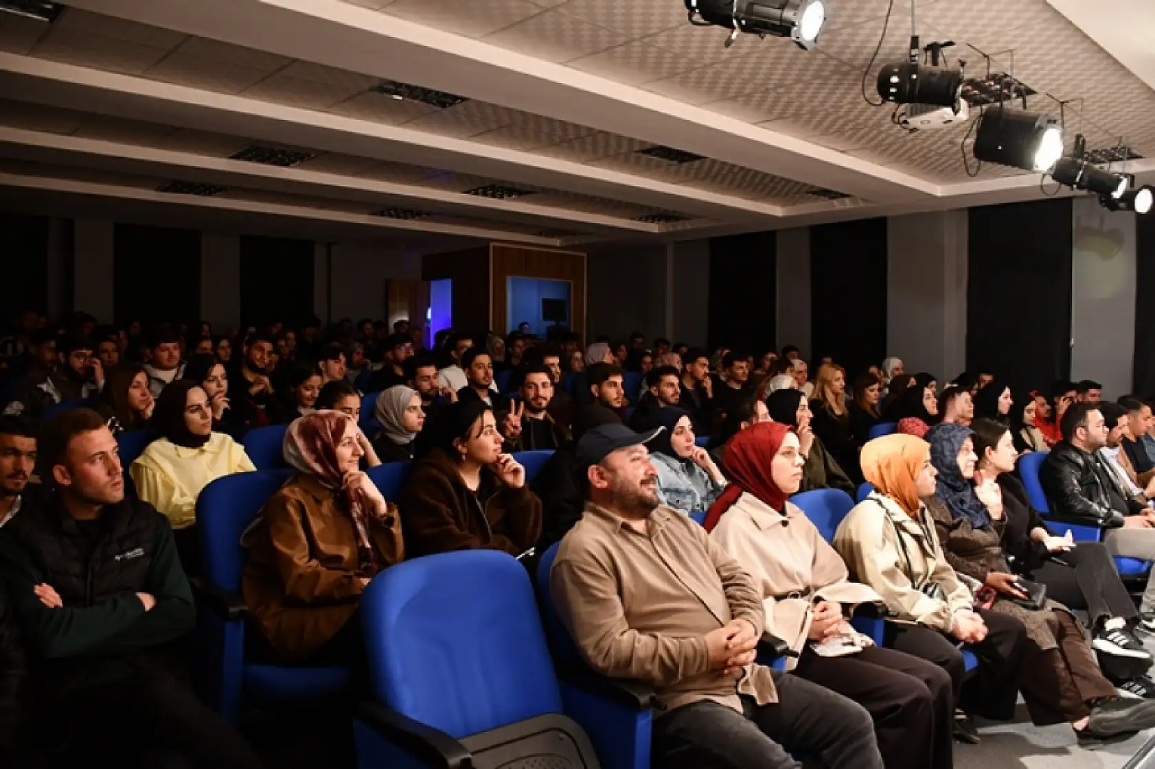 Patnos'ta tiyatro sahnesi bu kez köy çocukları için açıldı