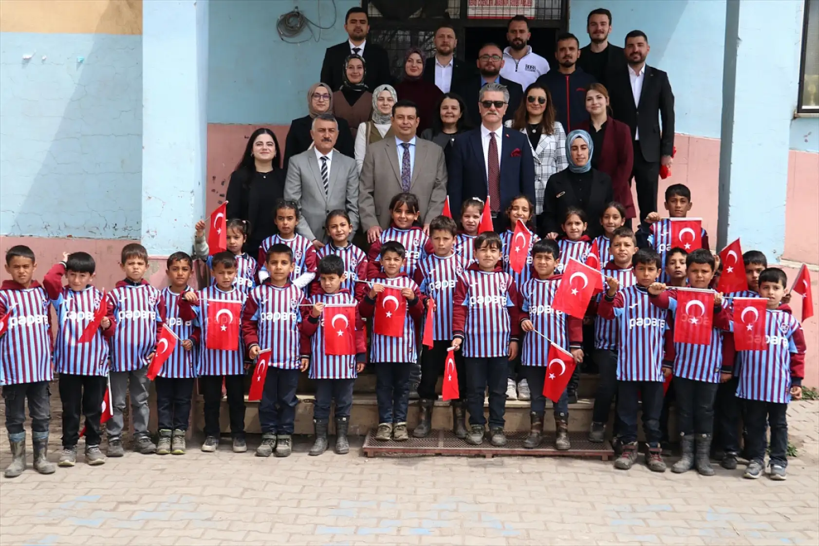 Trabzonspor'dan Patnoslu öğrencilere anlamlı forma sürprizi