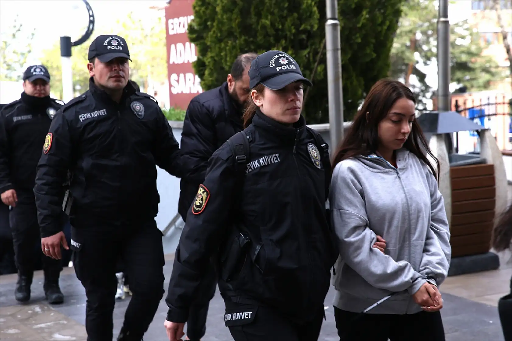 'Polis-savcı' yalanıyla milyonluk vurgun yaptılar! 13 ilde şafak operasyonu ile yakalandılar