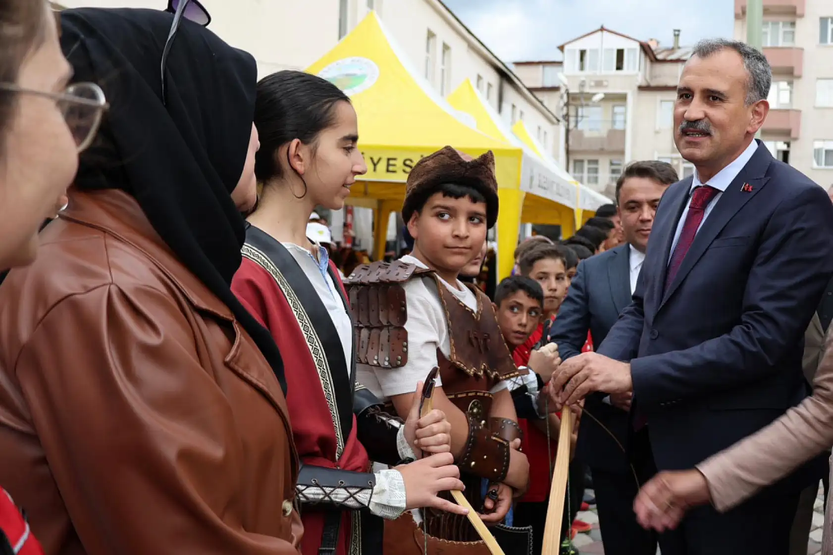 Vali Bozkurt, Eleşkirt'te vatandaşa aşure ikram etti