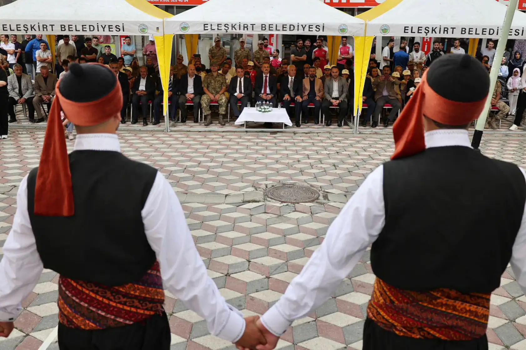 Vali Bozkurt, Eleşkirt'te vatandaşa aşure ikram etti