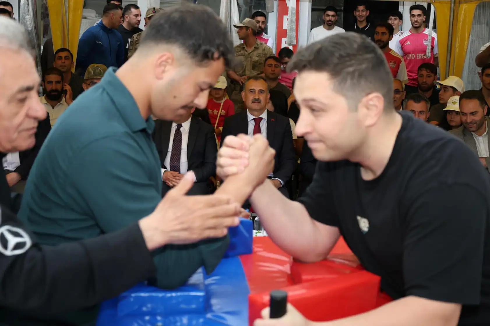 Vali Bozkurt, Eleşkirt'te vatandaşa aşure ikram etti