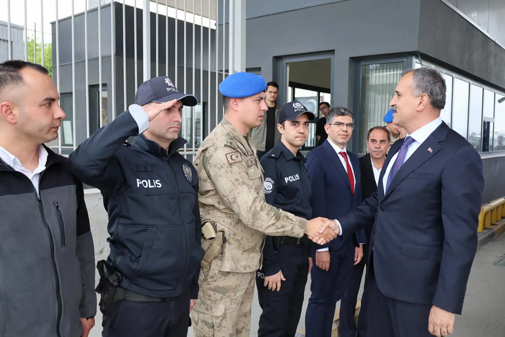 Ağrı Valisi Önder Bozkurt bayramda sınırın sıfır noktasına gitti