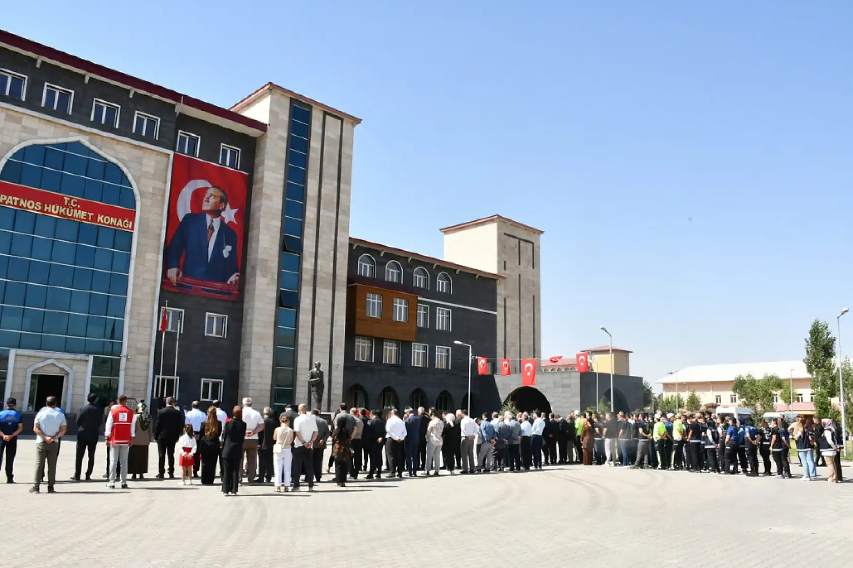 30 Ağustos'un 103. yılı Patnos'ta çelenk sunma töreniyle anıldı