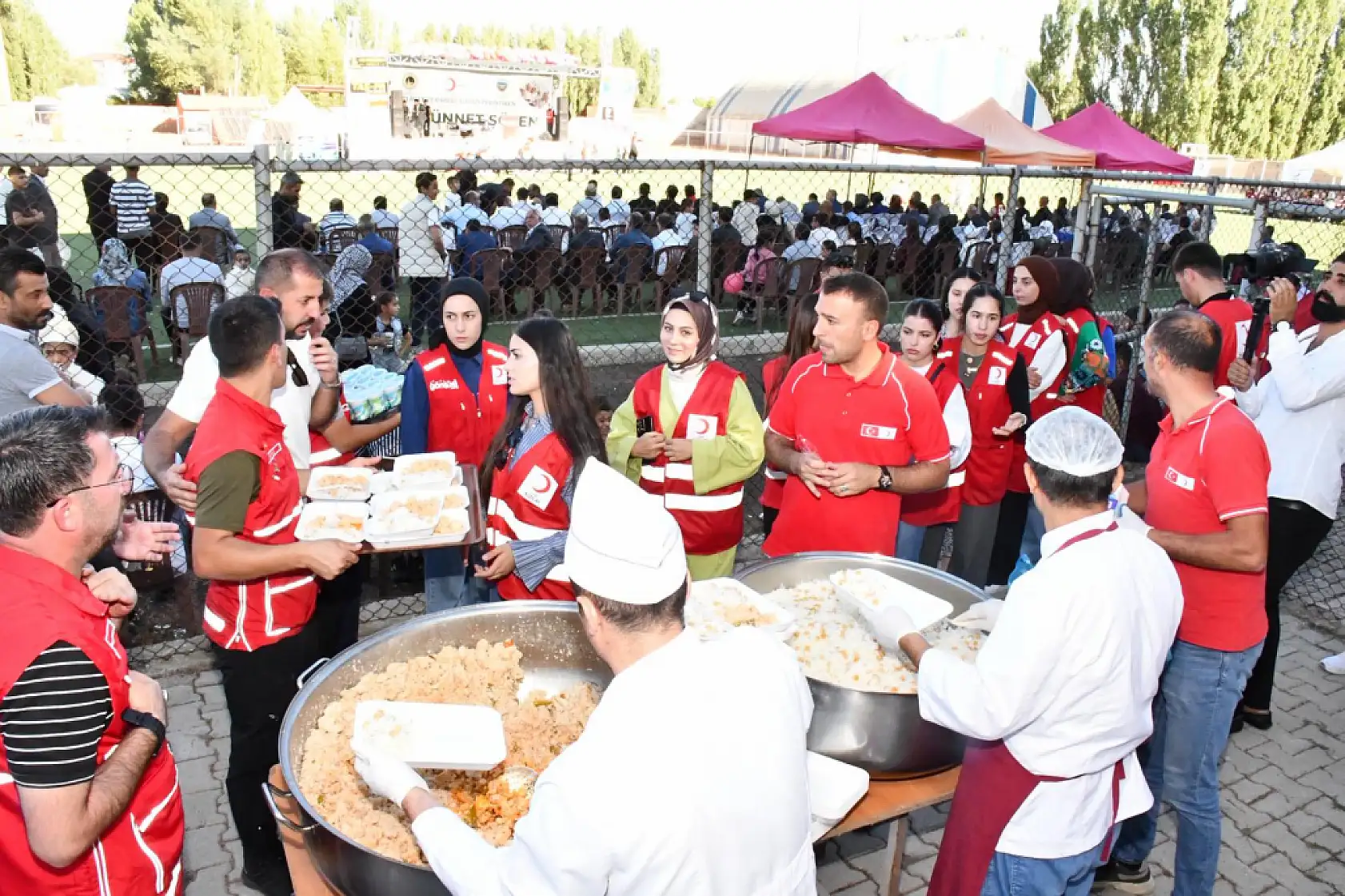 Patnos'ta çocuklar dualarla sünnet edildi, hediyelerle mutlu oldu