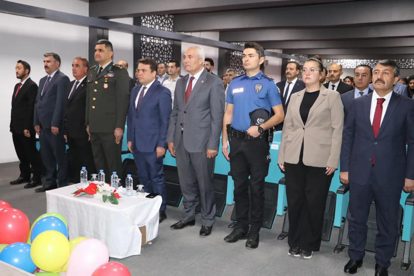 Eleşkirt'te minikler sahneye çıktı ilköğretim haftası coşkuyla kutlandı