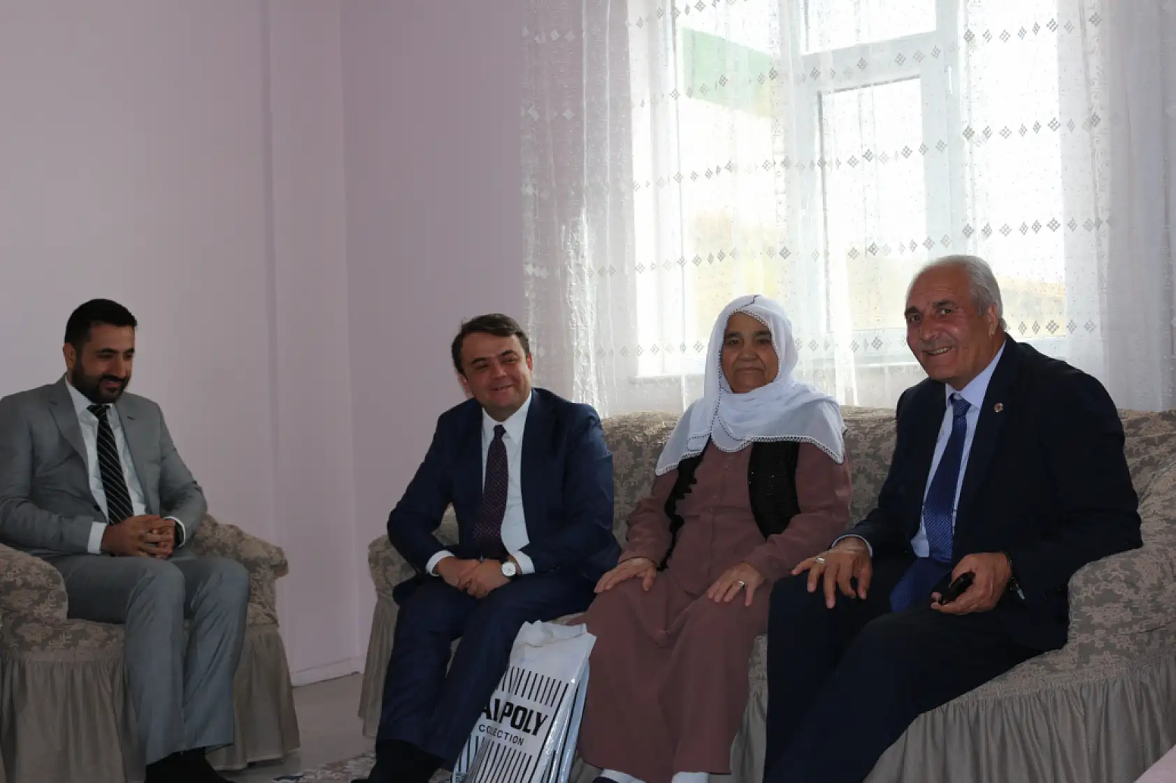 Eleşkirt'te ulu çınarlara vefa: Dünya Yaşlılar Günü'nde samimi buluşma