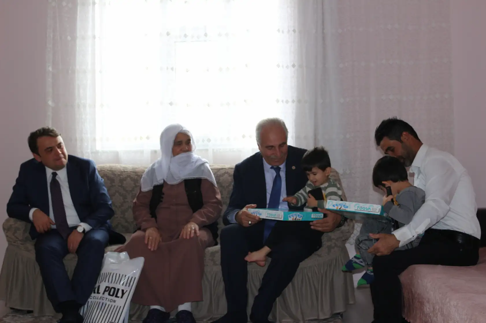 Eleşkirt'te ulu çınarlara vefa: Dünya Yaşlılar Günü'nde samimi buluşma