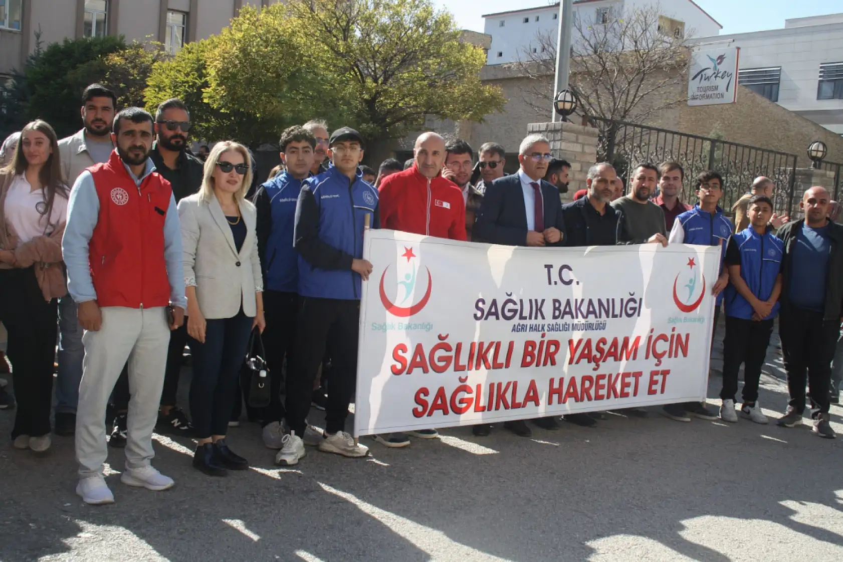 Dünya Yürüyüş Günü'nde Doğubayazıt halkı sağlık için bir araya geldi