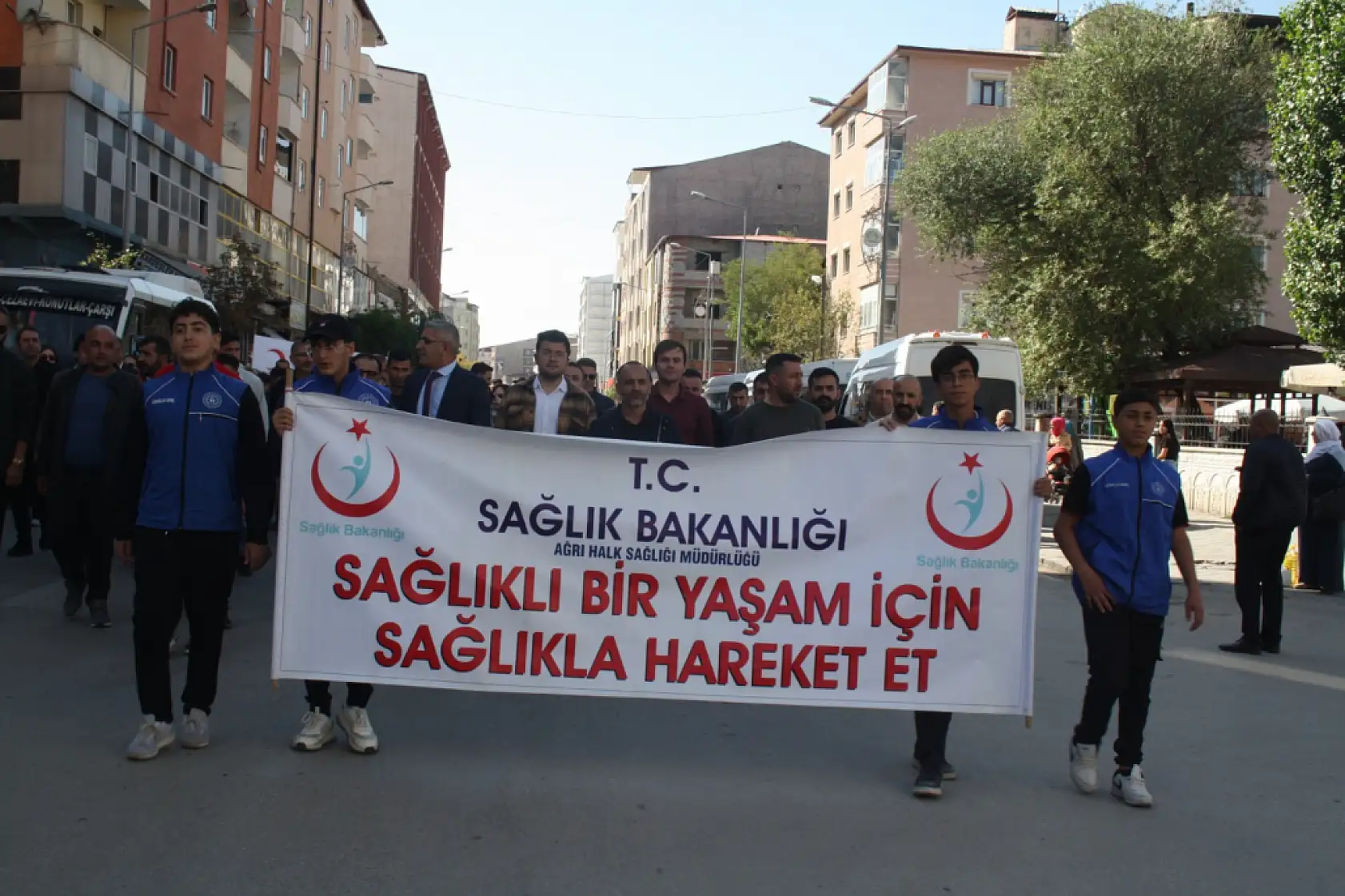 Dünya Yürüyüş Günü'nde Doğubayazıt halkı sağlık için bir araya geldi