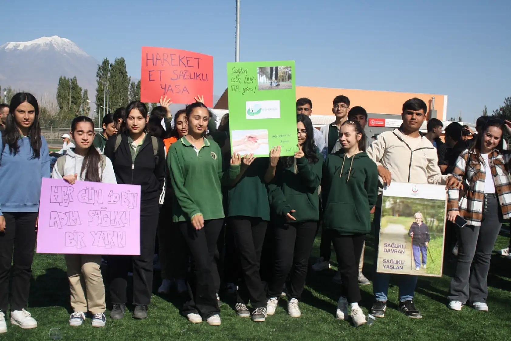 Dünya Yürüyüş Günü'nde Doğubayazıt halkı sağlık için bir araya geldi