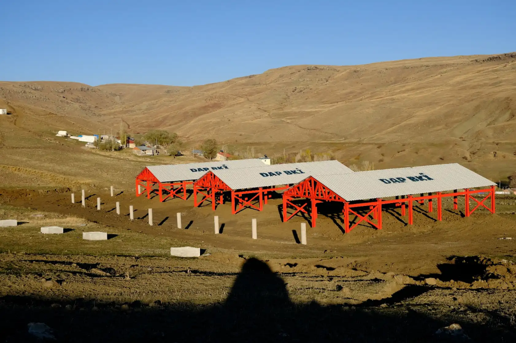 Ağrı'nın iki köyünde hayvancılık altyapısı yeni yatırımlarla güçlendirildi