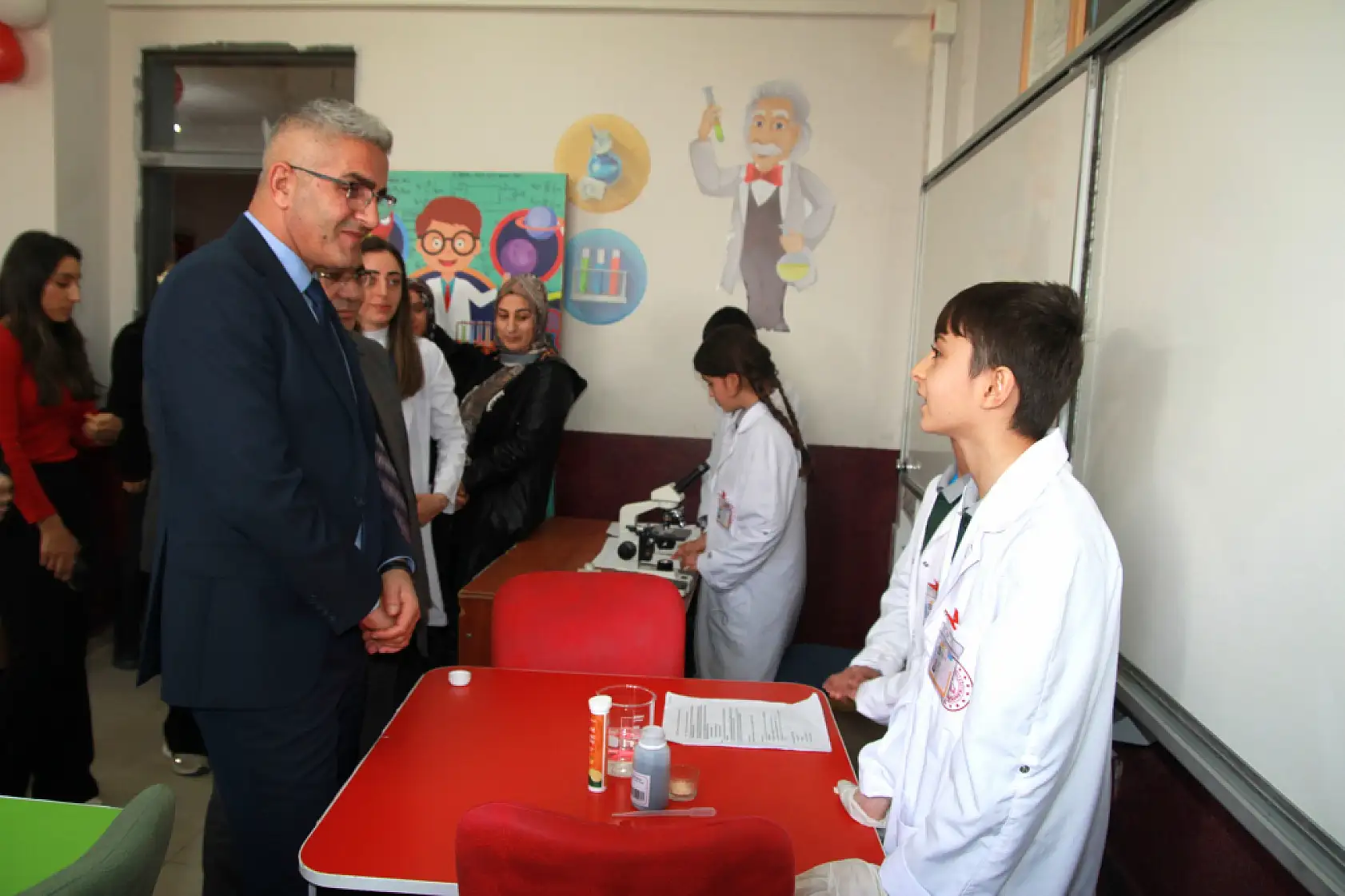 Doğubayazıtta yeni laboratuvar açıldı, öğrenciler ilk deneylerini gerçekleştirdi