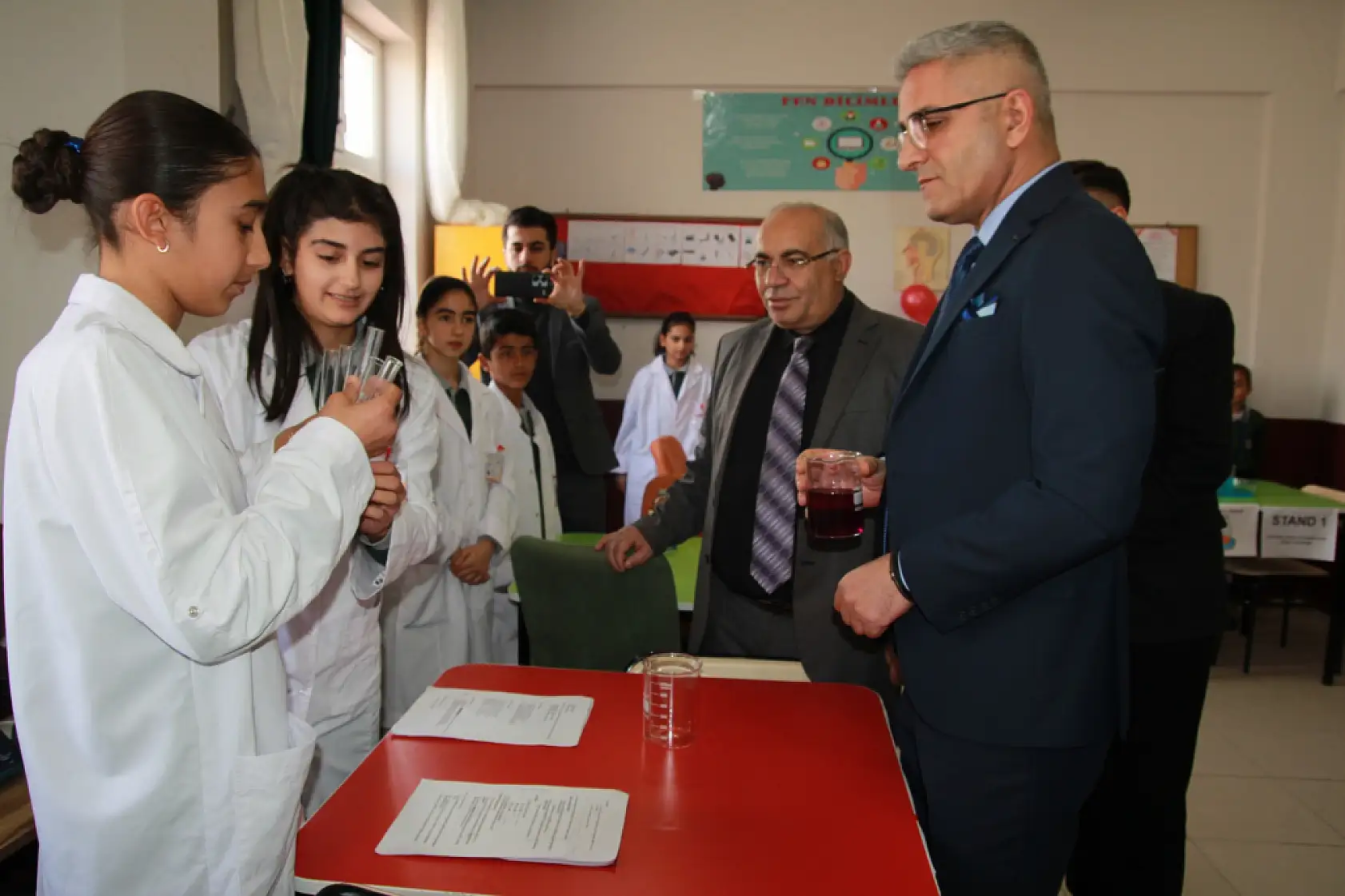 Doğubayazıtta yeni laboratuvar açıldı, öğrenciler ilk deneylerini gerçekleştirdi