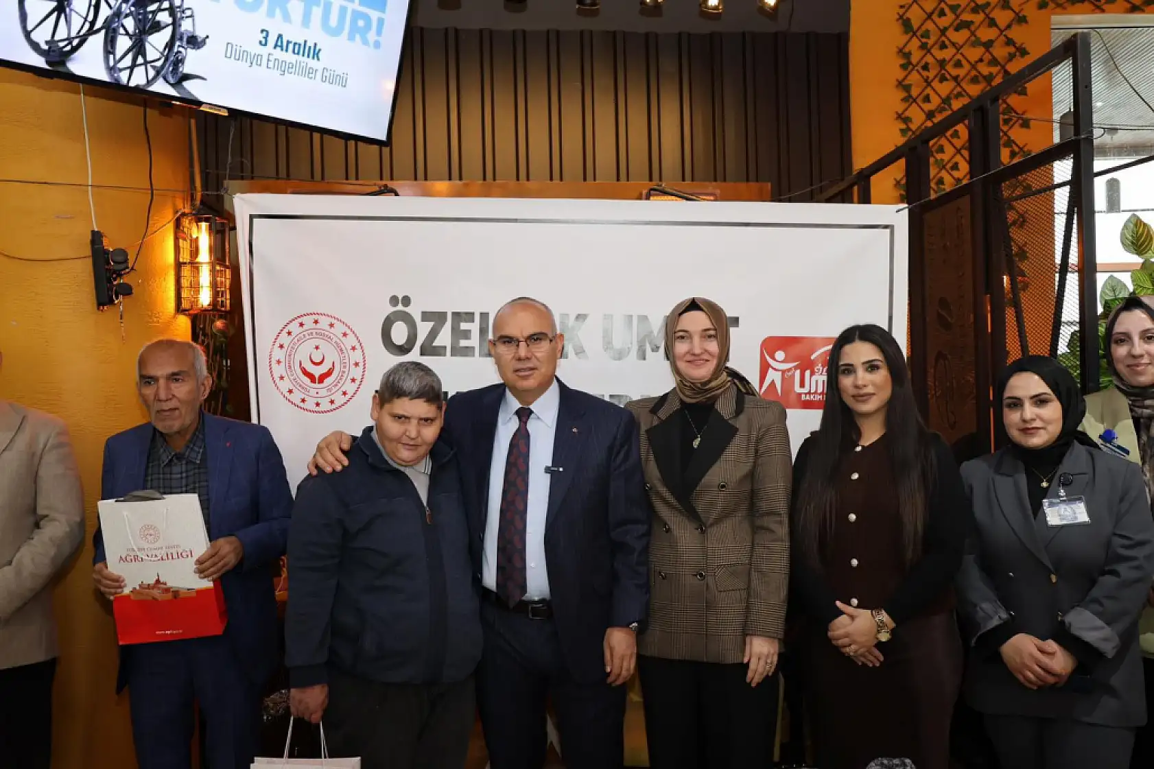 Ağrı'da 3 Aralık buluşması: Vali Koç özel bireylerle bir araya geldi