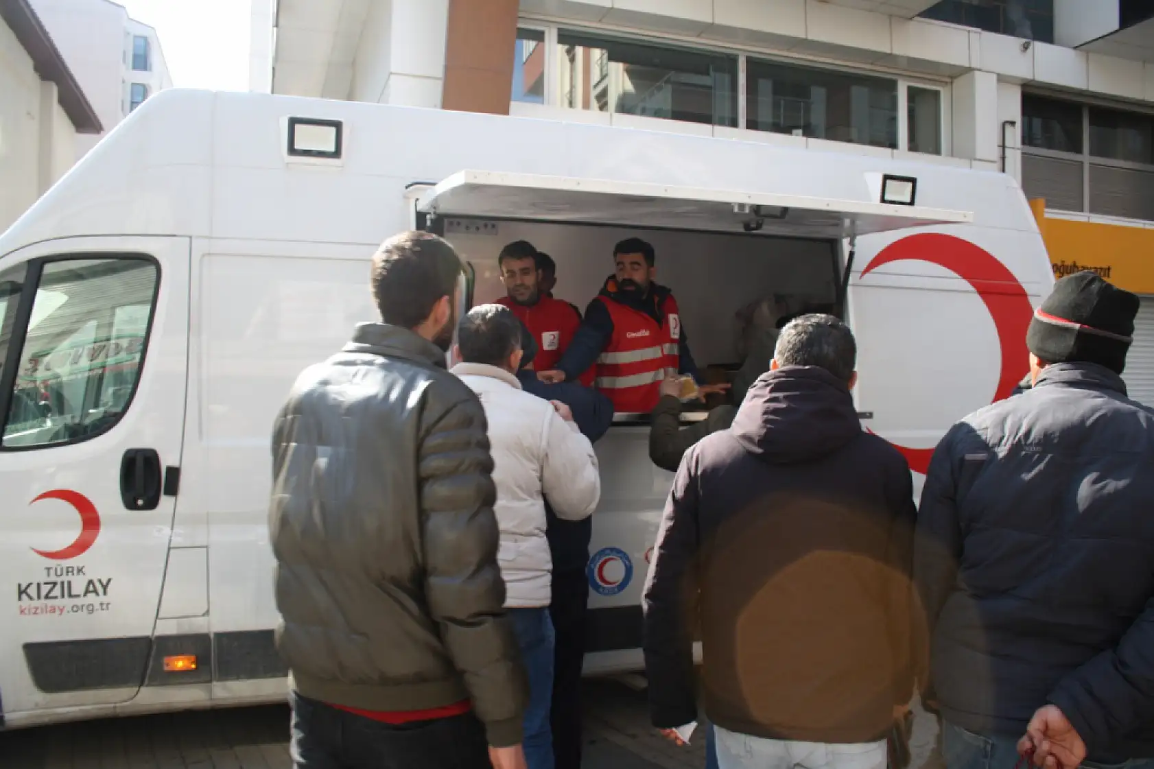 Doğubayazıt Kızılay'dan kandil gününe özel tatlı ikram