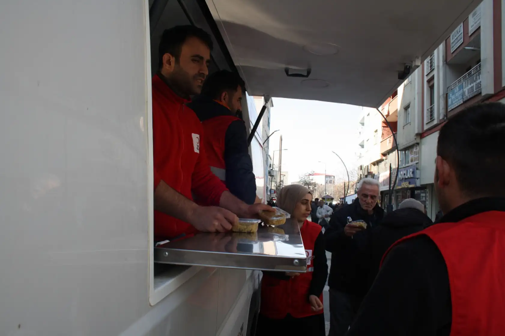 Doğubayazıt Kızılay'dan kandil gününe özel tatlı ikram