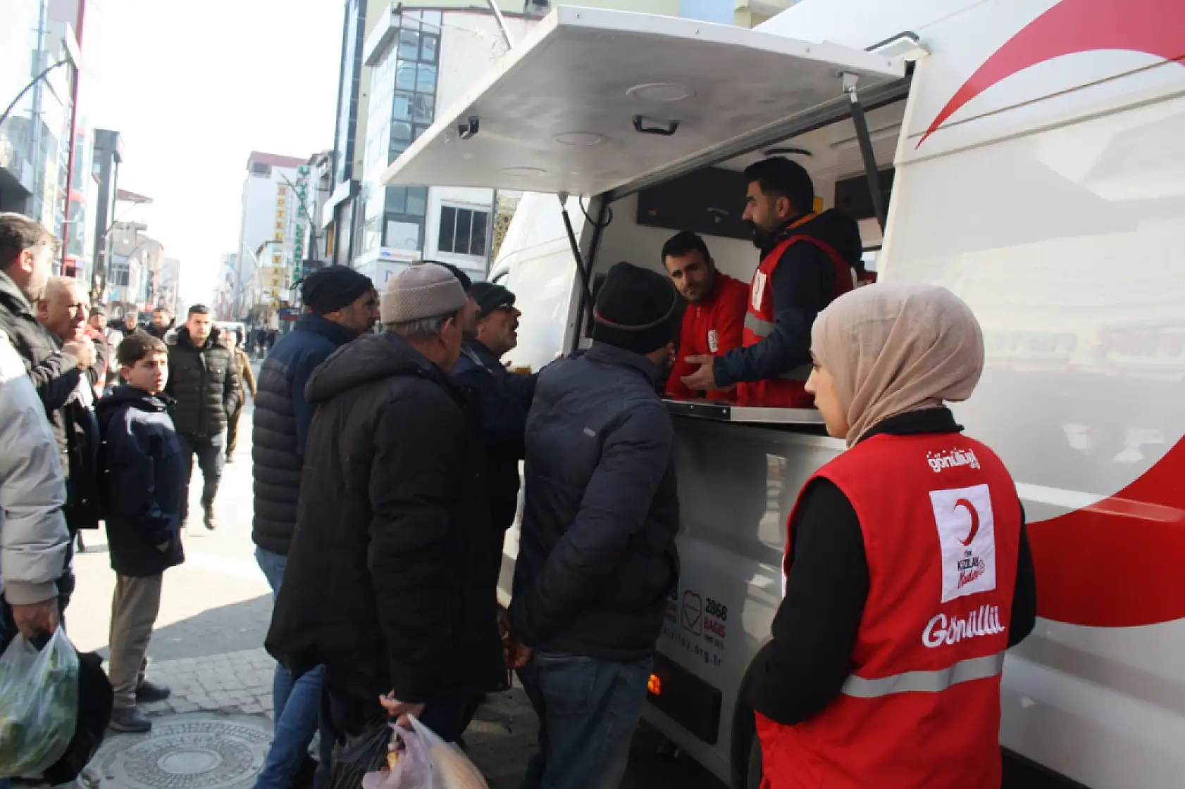 Doğubayazıt Kızılay'dan kandil gününe özel tatlı ikram