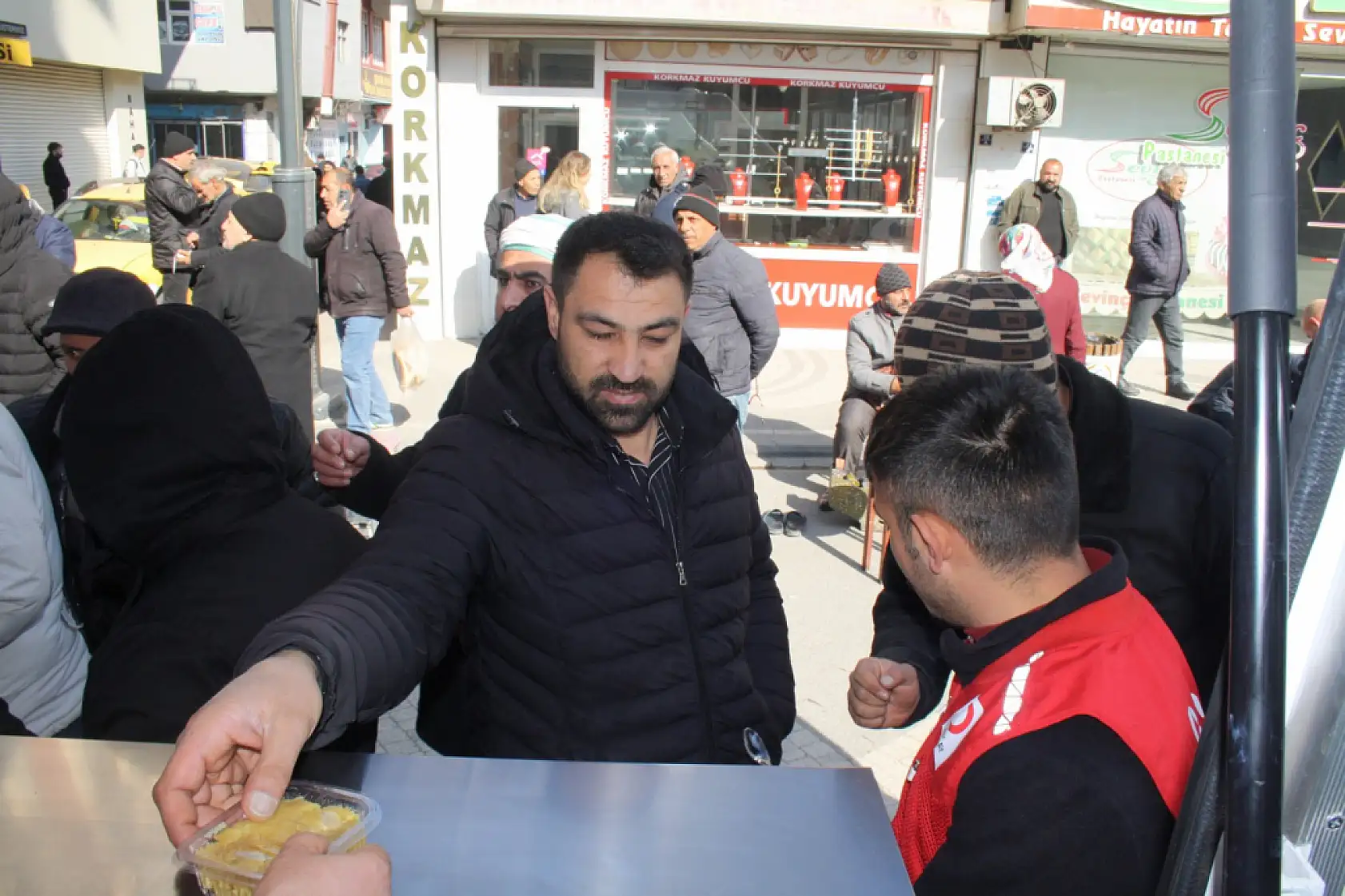 Doğubayazıt Kızılay'dan kandil gününe özel tatlı ikram
