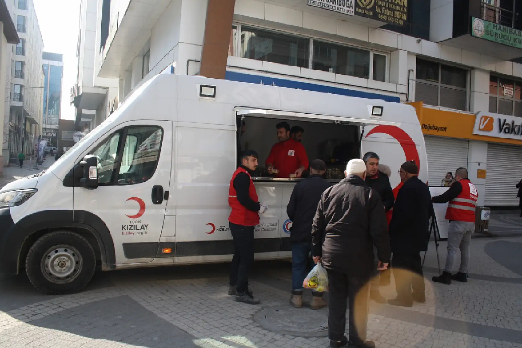 Doğubayazıt Kızılay'dan kandil gününe özel tatlı ikram