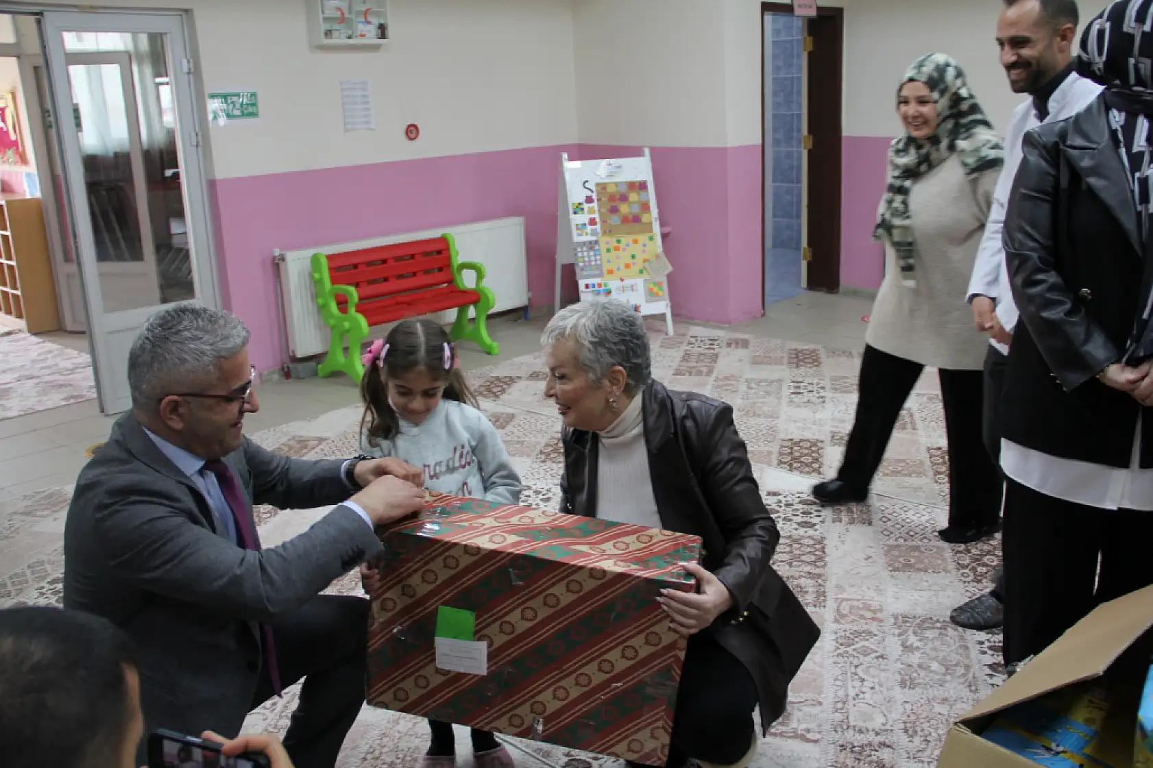Doğubayazıt'ta Mutluluk Harekatı Projesi çocukların yüzünü güldürdü