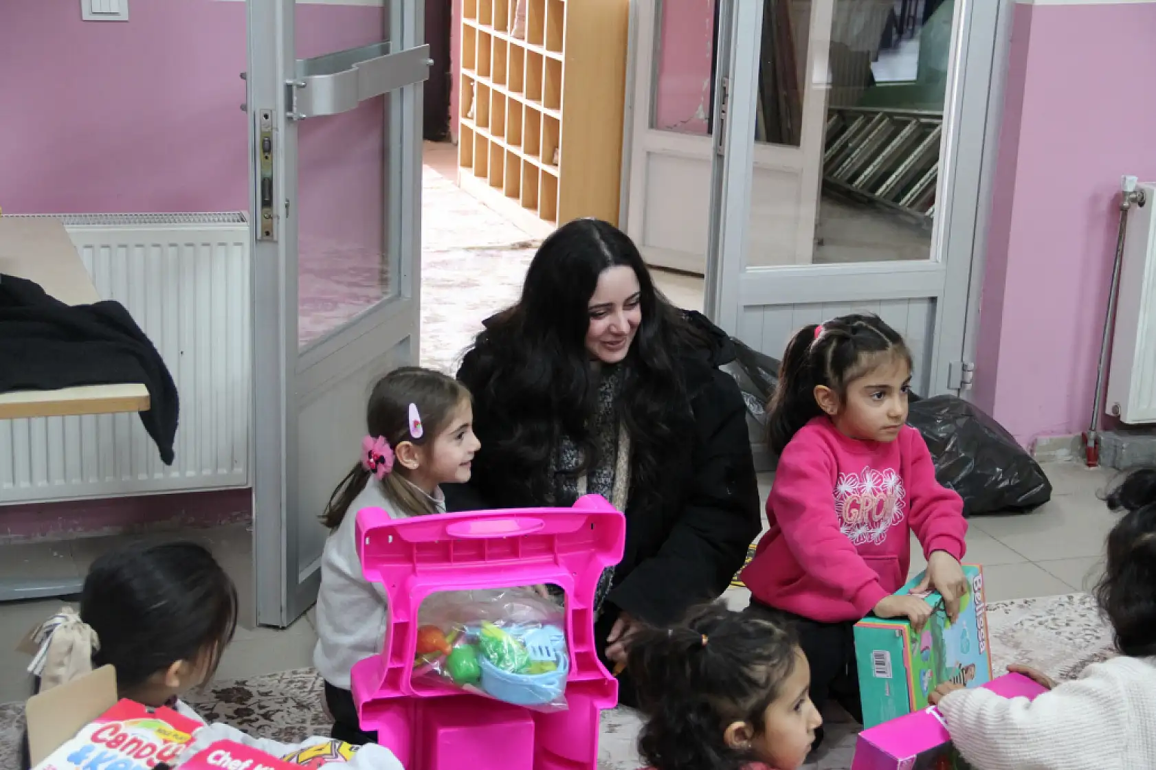 Doğubayazıt'ta Mutluluk Harekatı Projesi çocukların yüzünü güldürdü