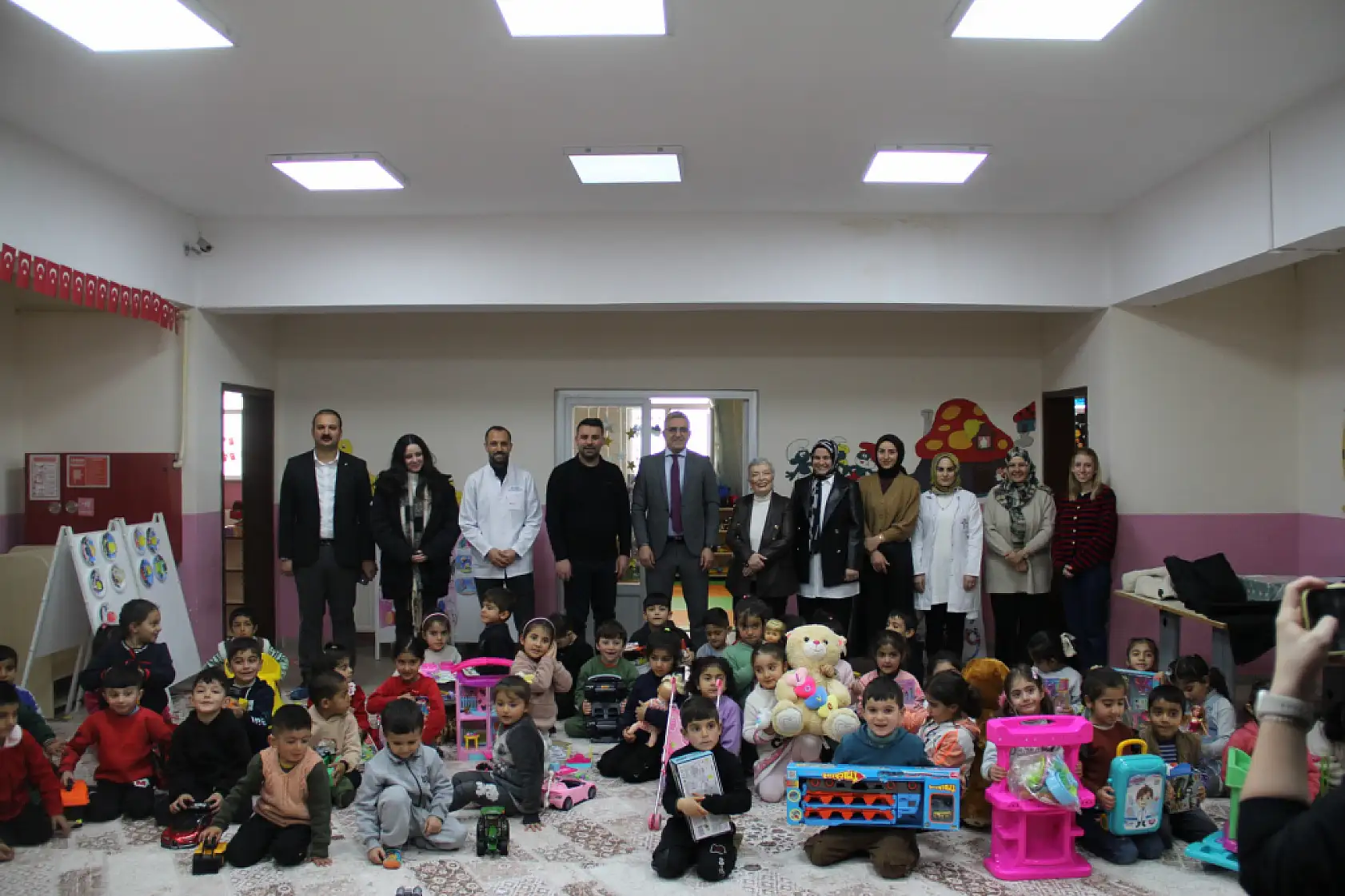 Doğubayazıt'ta Mutluluk Harekatı Projesi çocukların yüzünü güldürdü