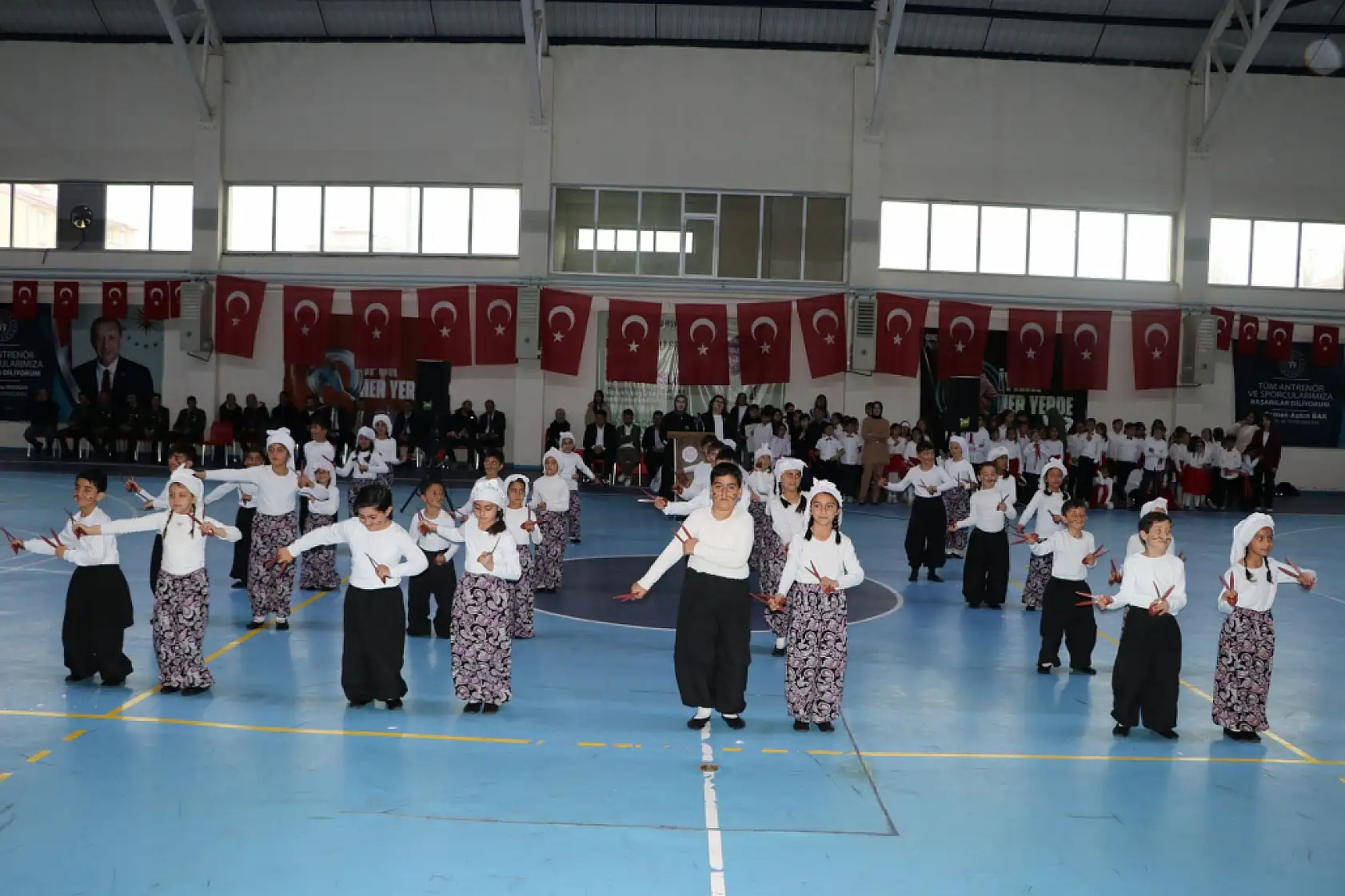 Eleşkirt'te 23 Nisan kutlamaları renkli görüntülere sahne oldu