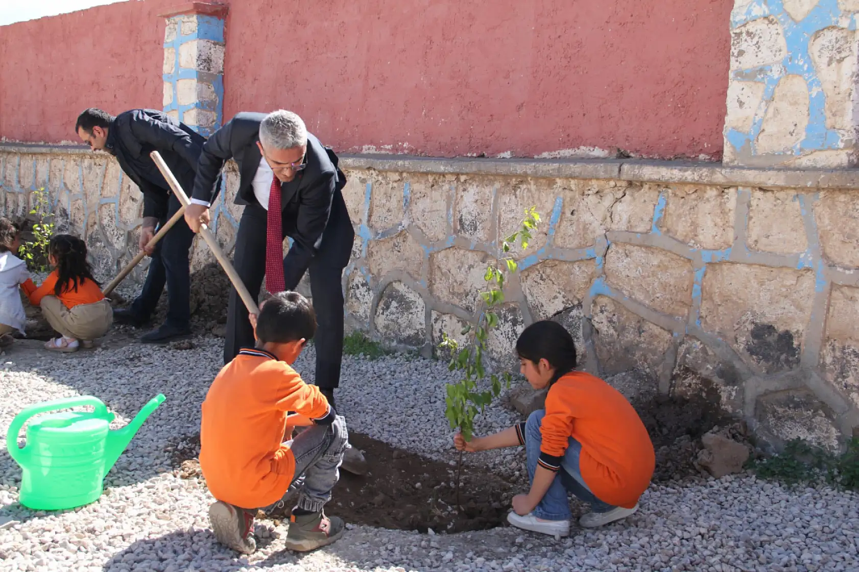 Doğubayazıt'ta öğrenciler fidan dikti yeşil gelecek için adım atıldı