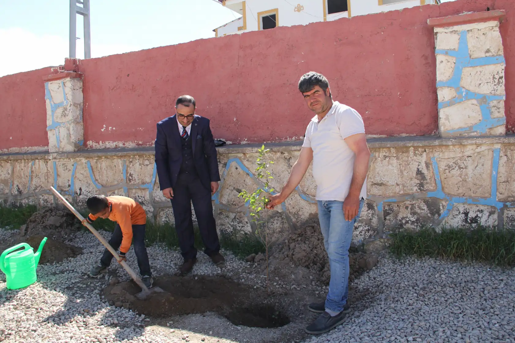 Doğubayazıt'ta öğrenciler fidan dikti yeşil gelecek için adım atıldı