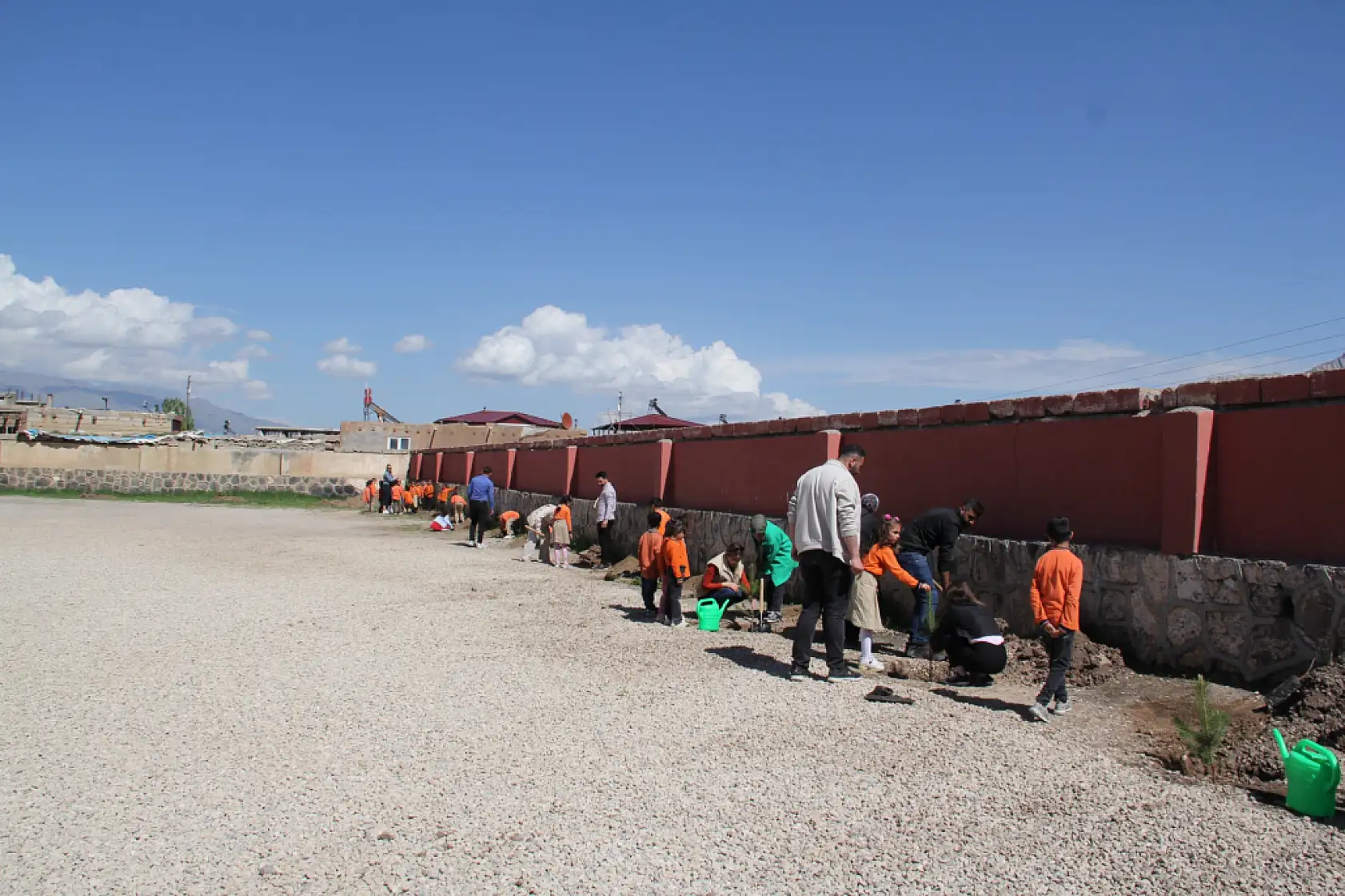 Doğubayazıt'ta öğrenciler fidan dikti yeşil gelecek için adım atıldı